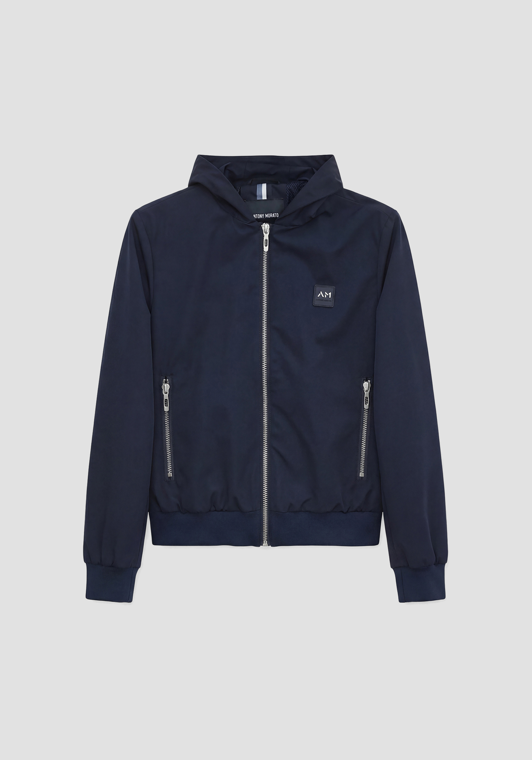 CHAQUETA LIGERA CON CAPUCHA Y BOLSILLOS CON CREMALLERA