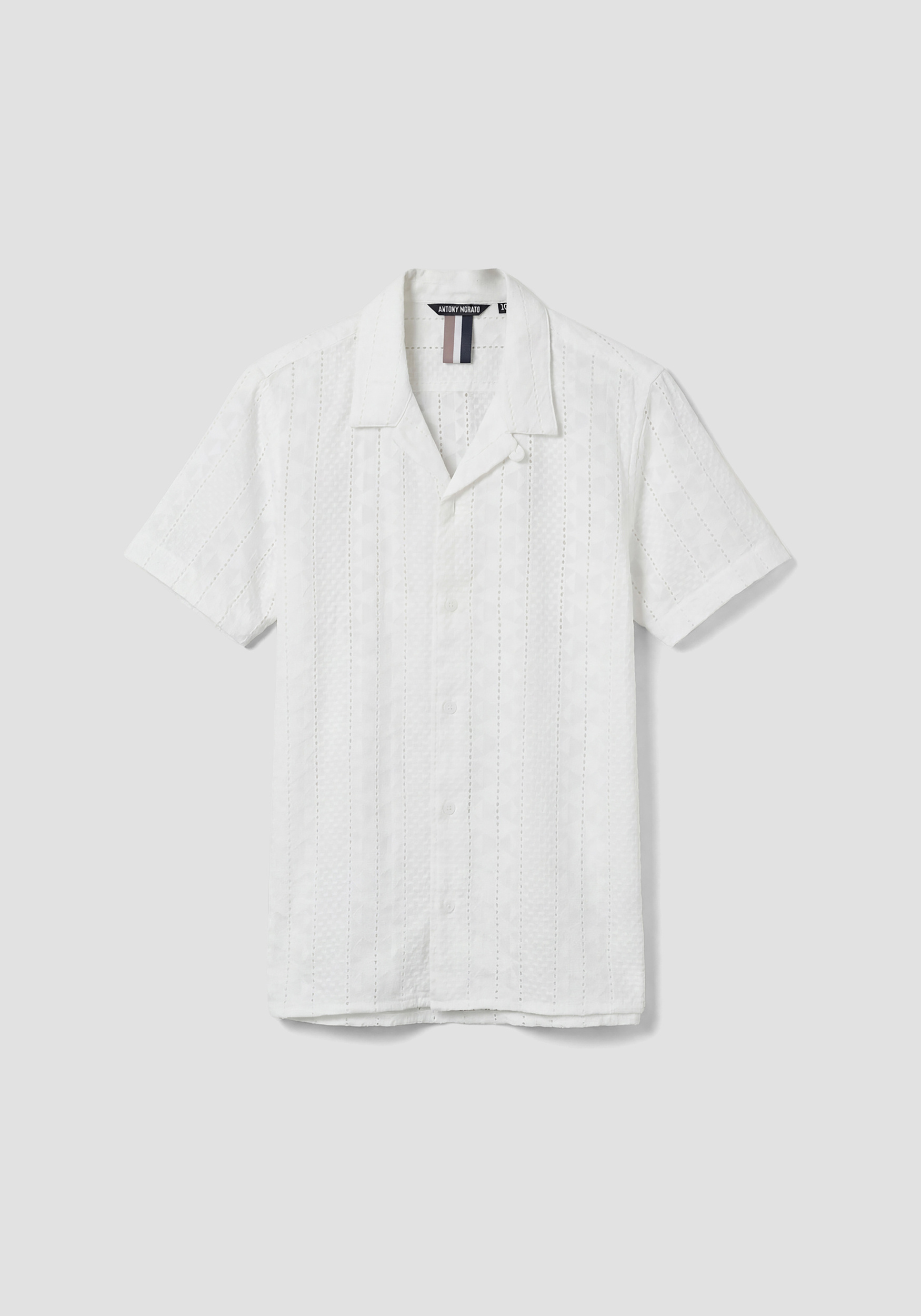 CAMISA DE MANGA CORTA Y CORTE REGULAR