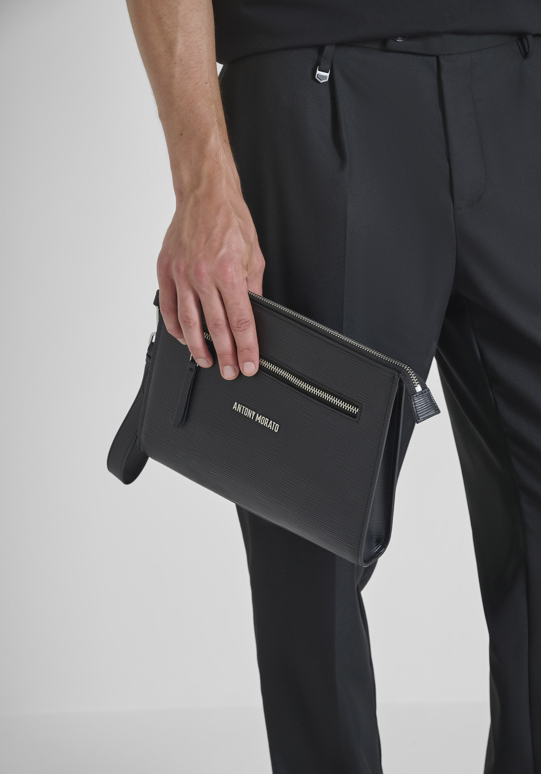 BOLSO CLUTCH DE PIEL SINTÉTICA CON GANCHO