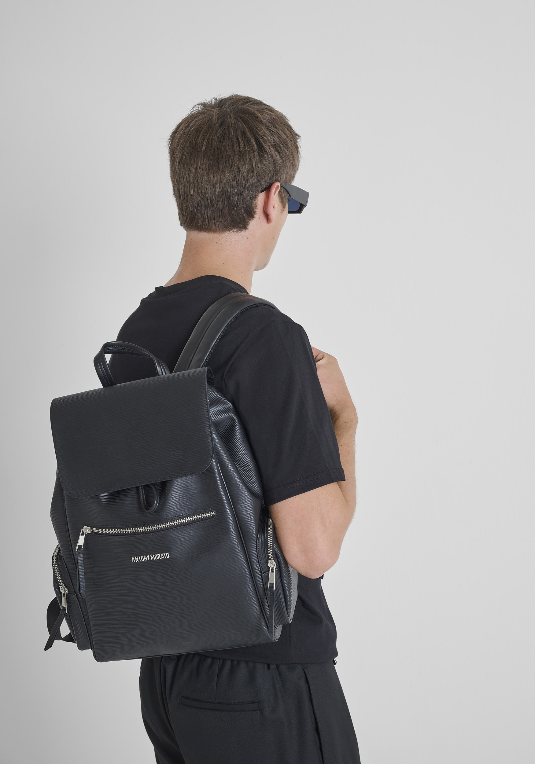 MOCHILA DE PIEL SINTÉTICA CON BOLSILLOS GRANDES