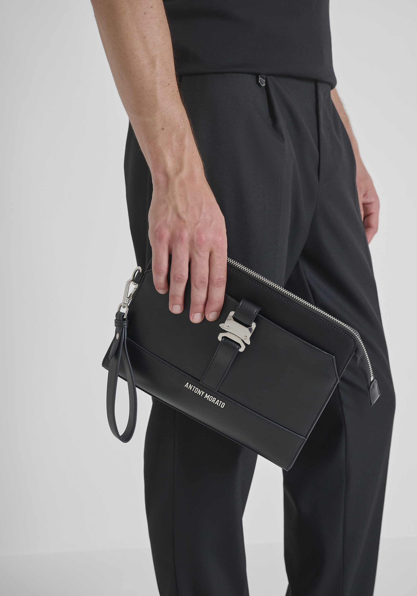 CLUTCH DE NYLON Y PIEL SINTÉTICA CON HEBILLA