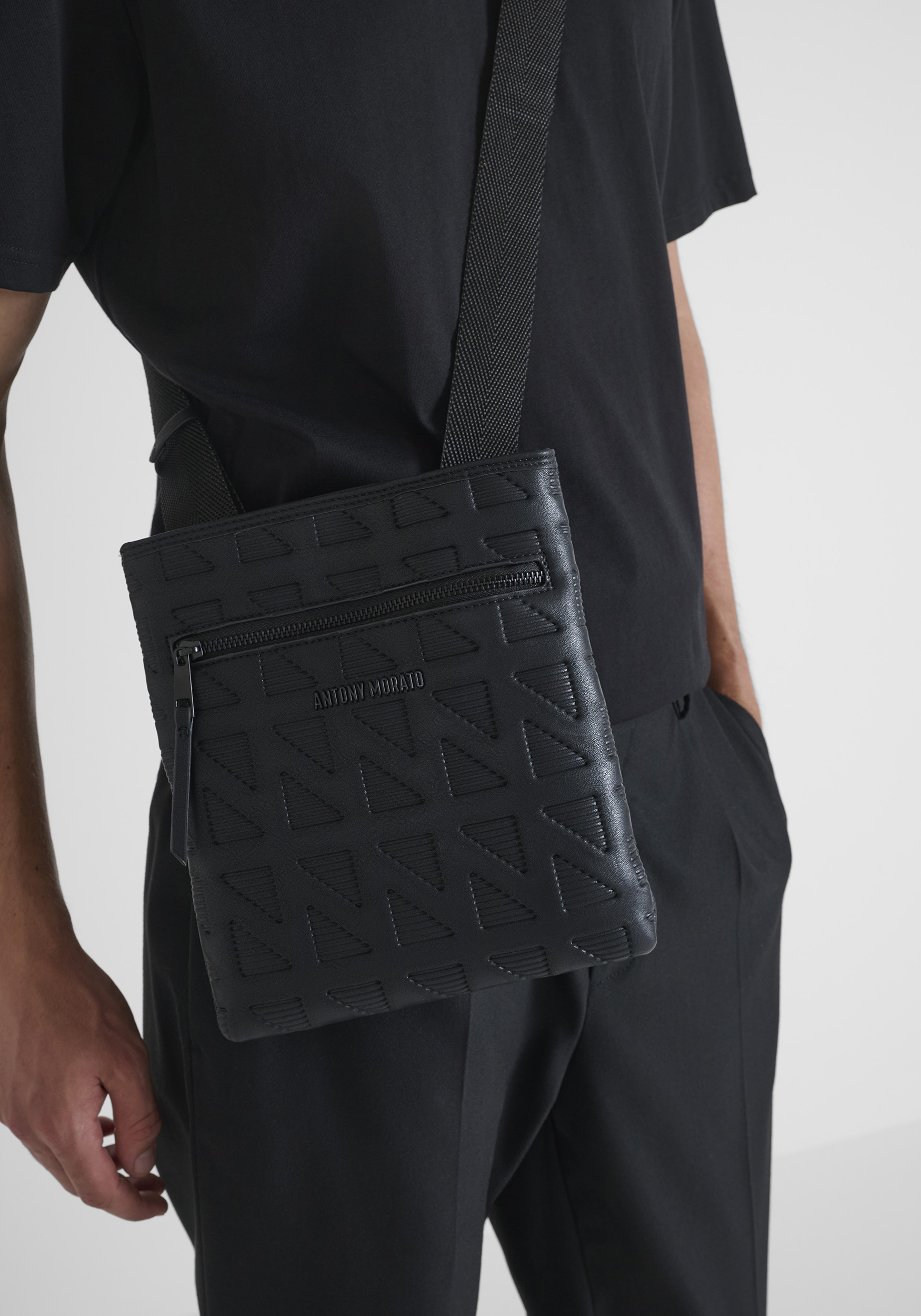 BOLSO MESSENGER DE POLIPIEL CON CREMALLERA