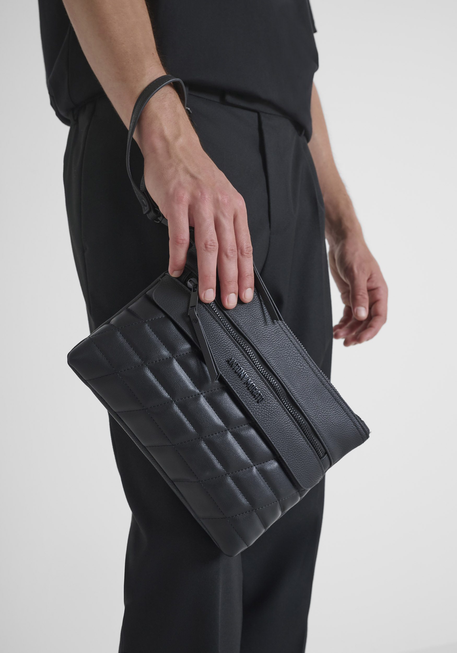 POUCH DE SÍMIL PIEL EFECTO MATELASSÉ