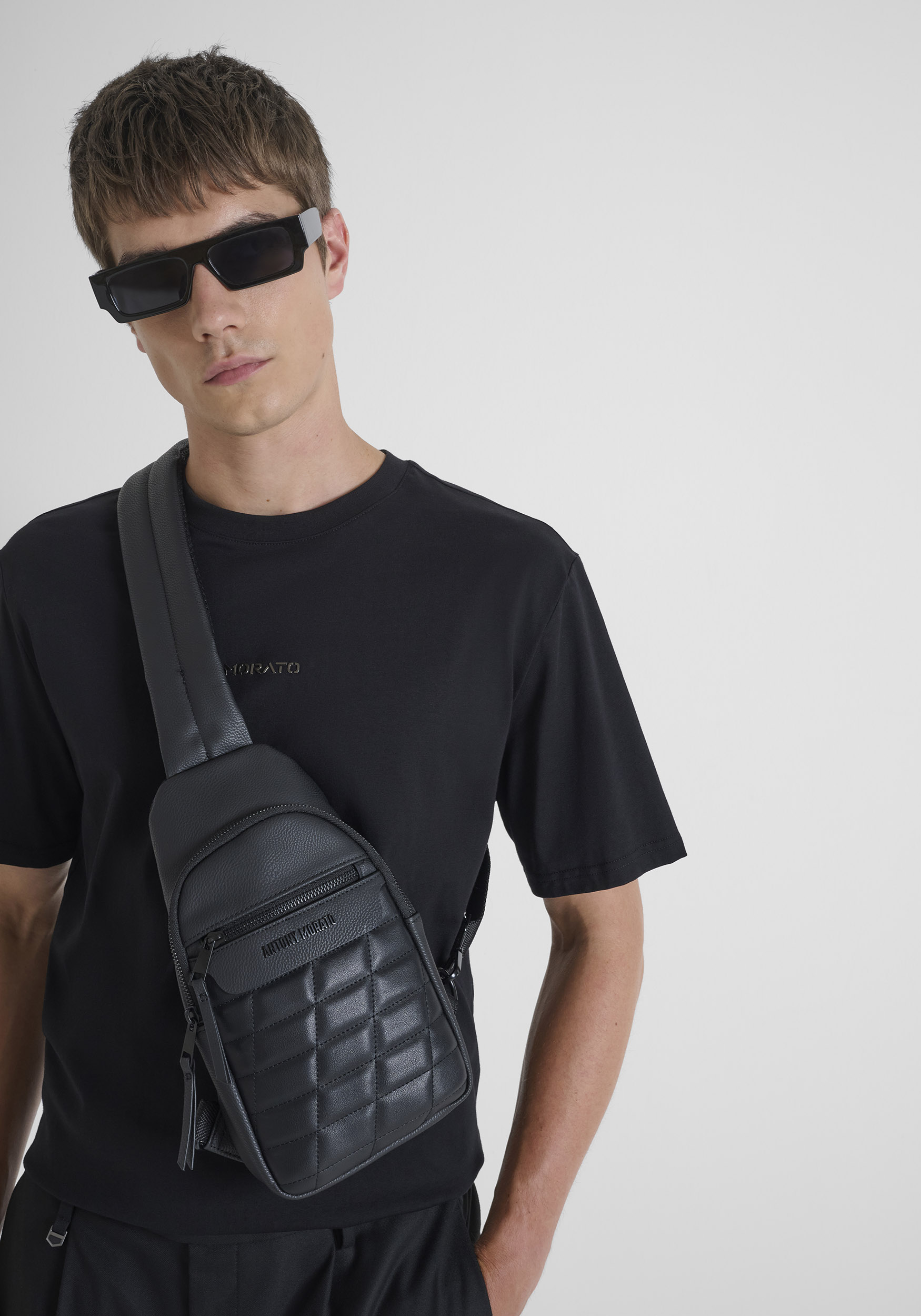 MOCHILA MONOHOMBRO DE SÍMIL PIEL EFECTO MATELASSÉ