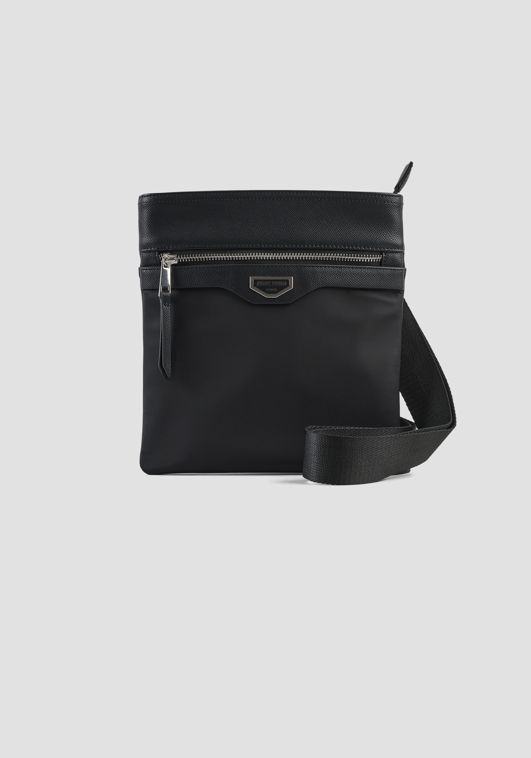 BOLSO MESSENGER DE NAILON Y PIEL SINTÉTICA