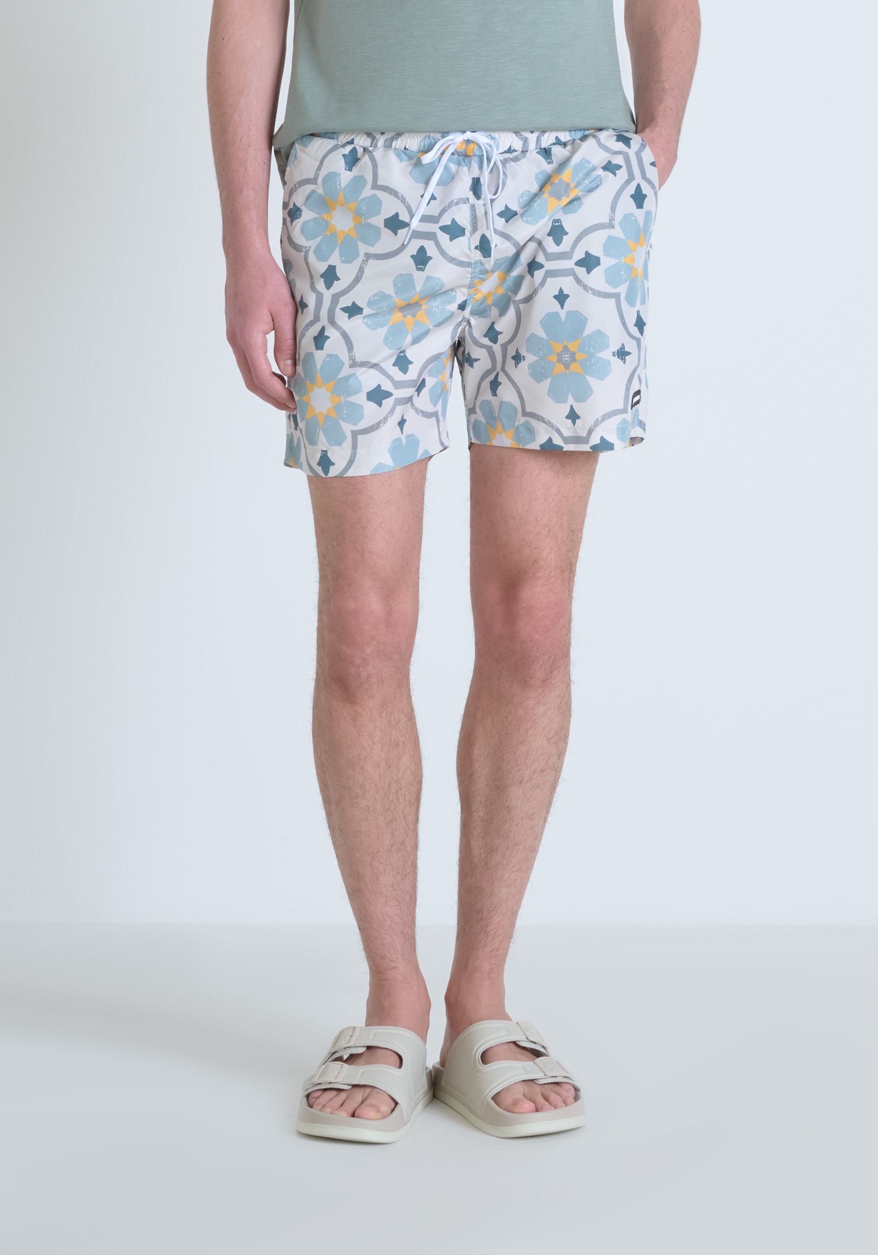 BAÑADOR REGULAR FIT DE NAILON ESTAMPADO DE SECADO RÁPIDO CON PARCHE DE GOMA CON LOGOTIPO