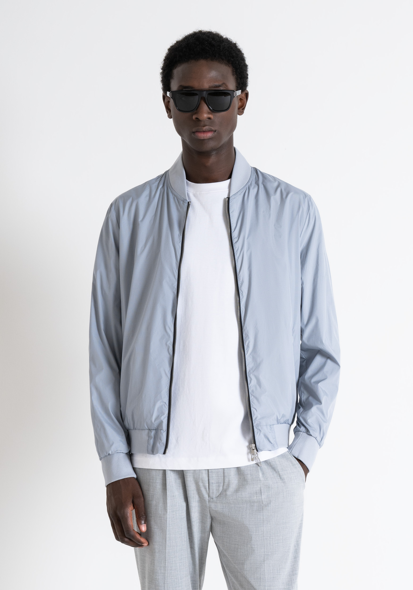 PIEZA DE HOMBRO REGULAR FIT EN TELA TÉCNICA RIB STOP CON PLACA DE LOGO