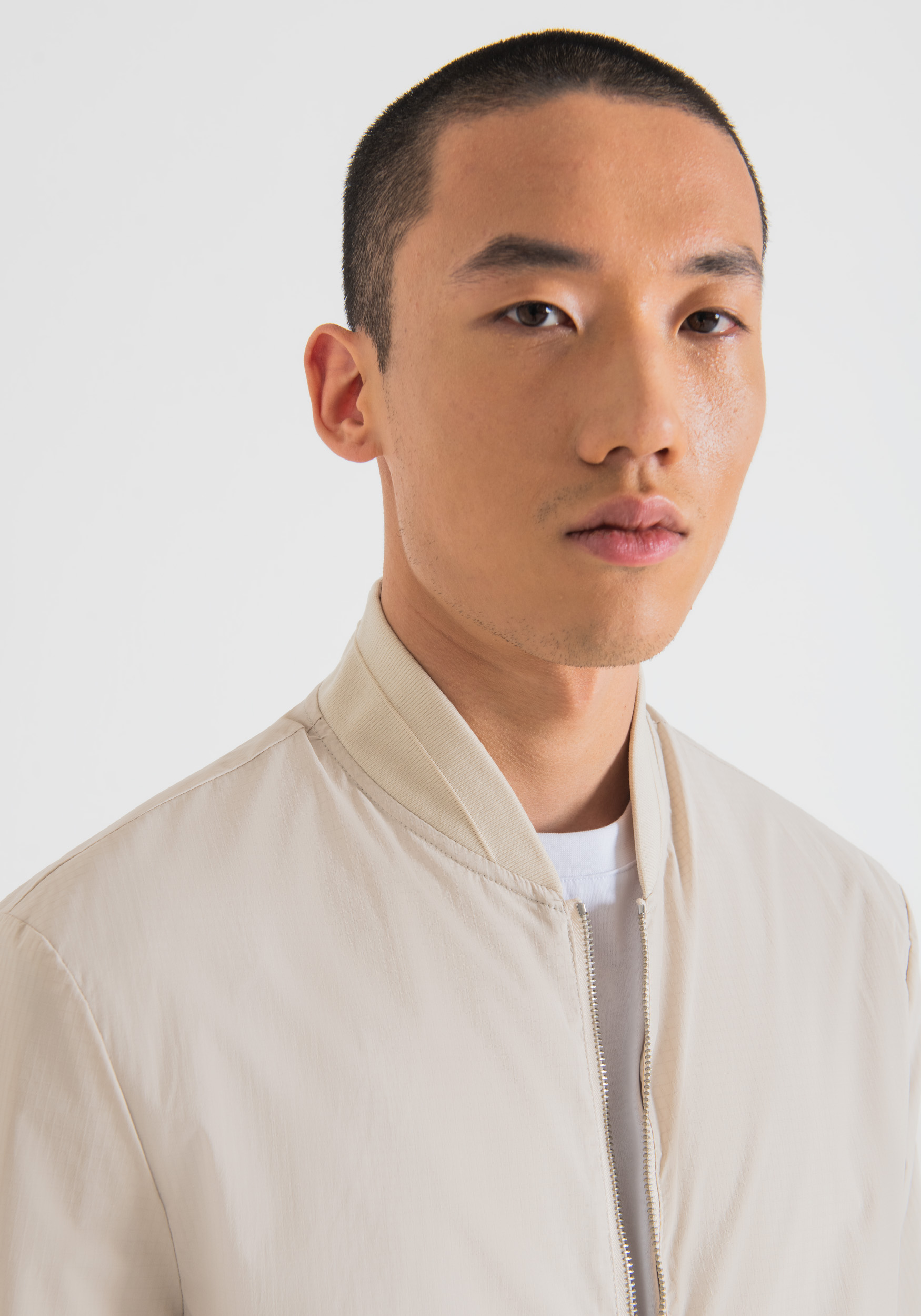 CHAQUETA REGULAR FIT DE NAILON RIPSTOP CON PLACA CON LOGOTIPO