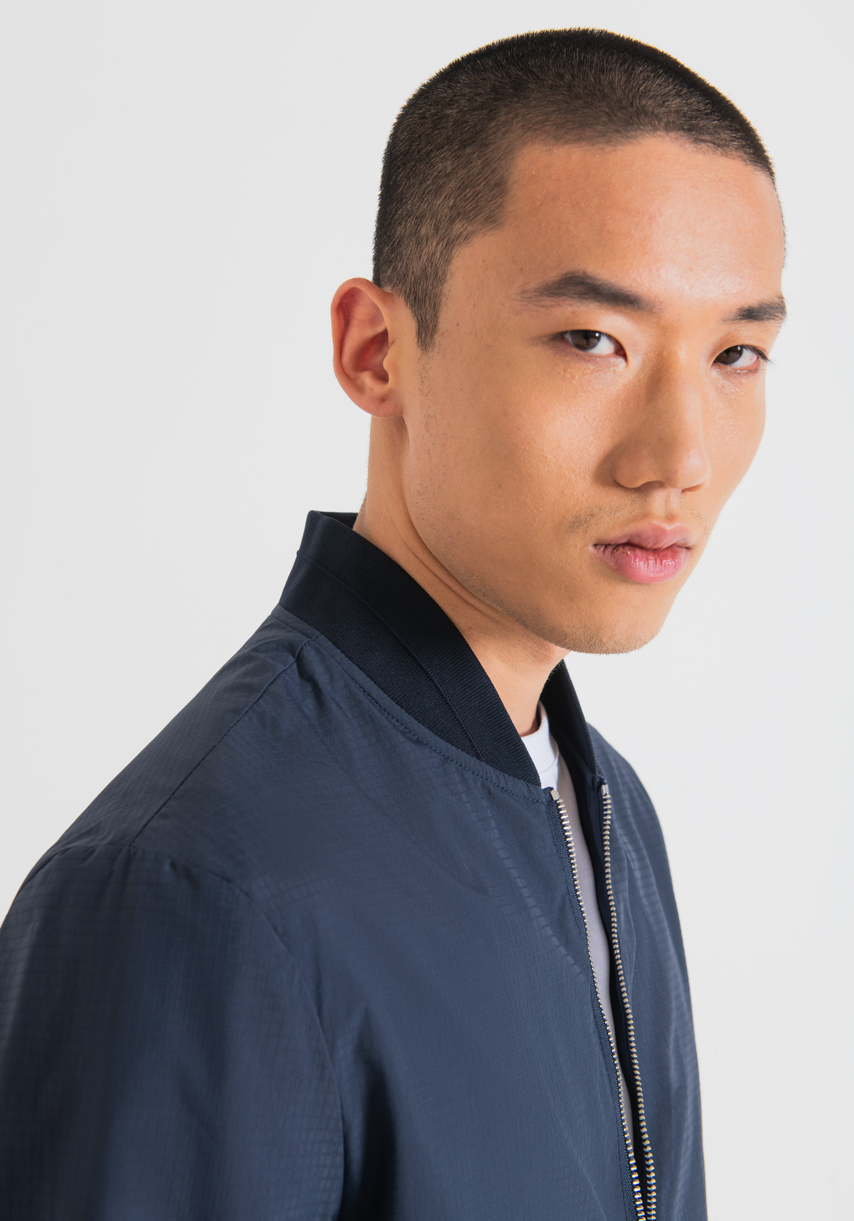 CHAQUETA REGULAR FIT DE NAILON RIPSTOP CON PLACA CON LOGOTIPO