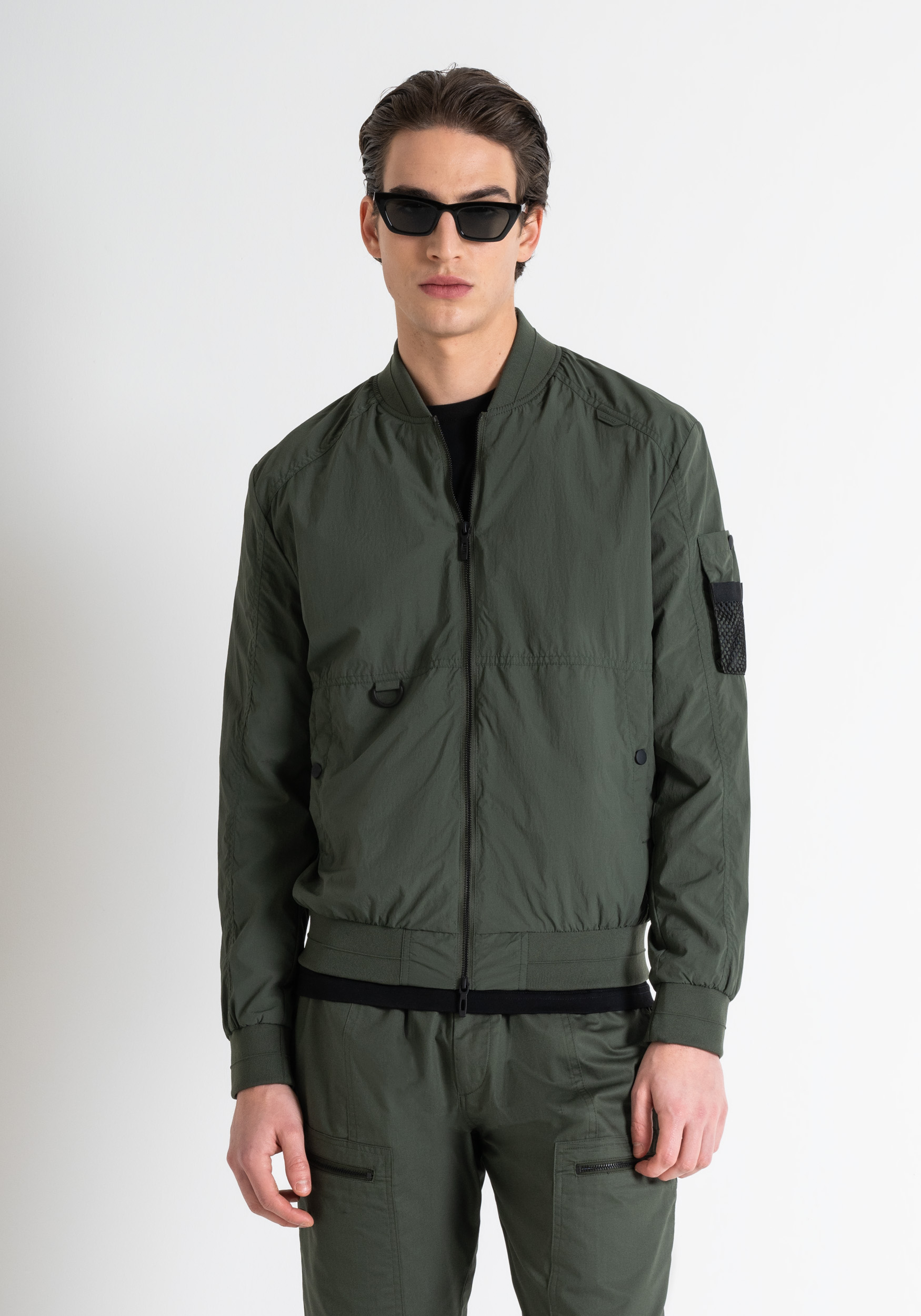 CHAQUETA REGULAR FIT DE NAILON TASLAN CON PLACA CON LOGOTIPO DE METAL