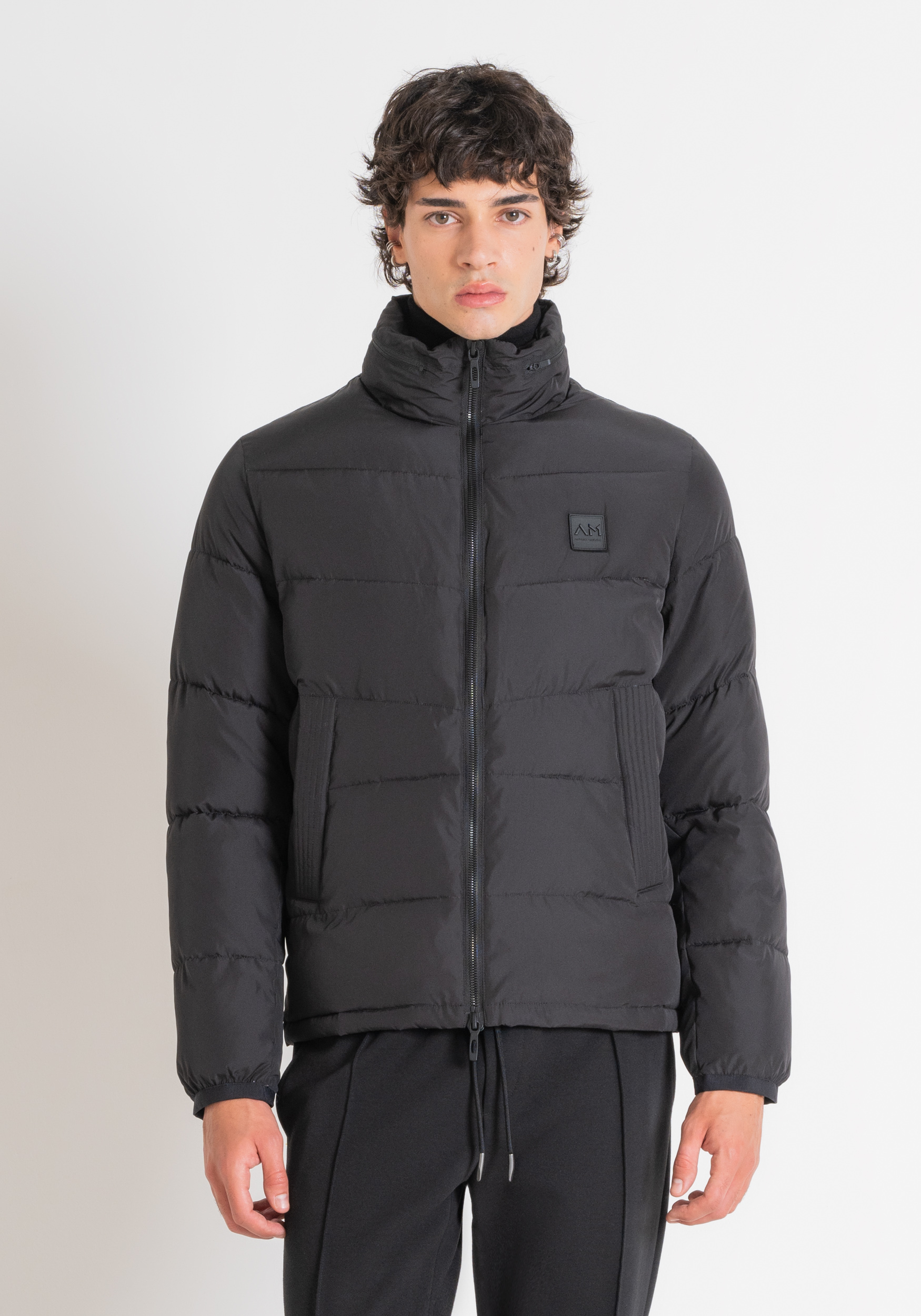 PLUMÍFERO REGULAR FIT NEGRO CON RELLENO SINTÉTICO DUPONT SORONA