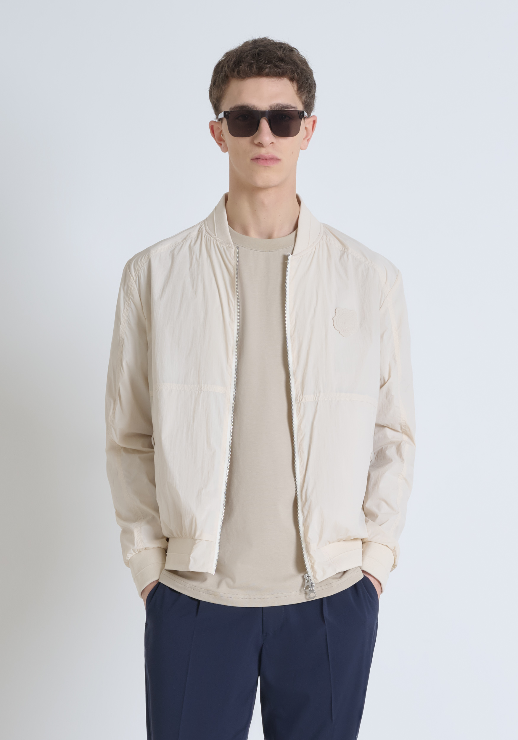 CHAQUETA REGULAR FIT DE NAILON SHIOZE CON PARCHE DE TIGRE