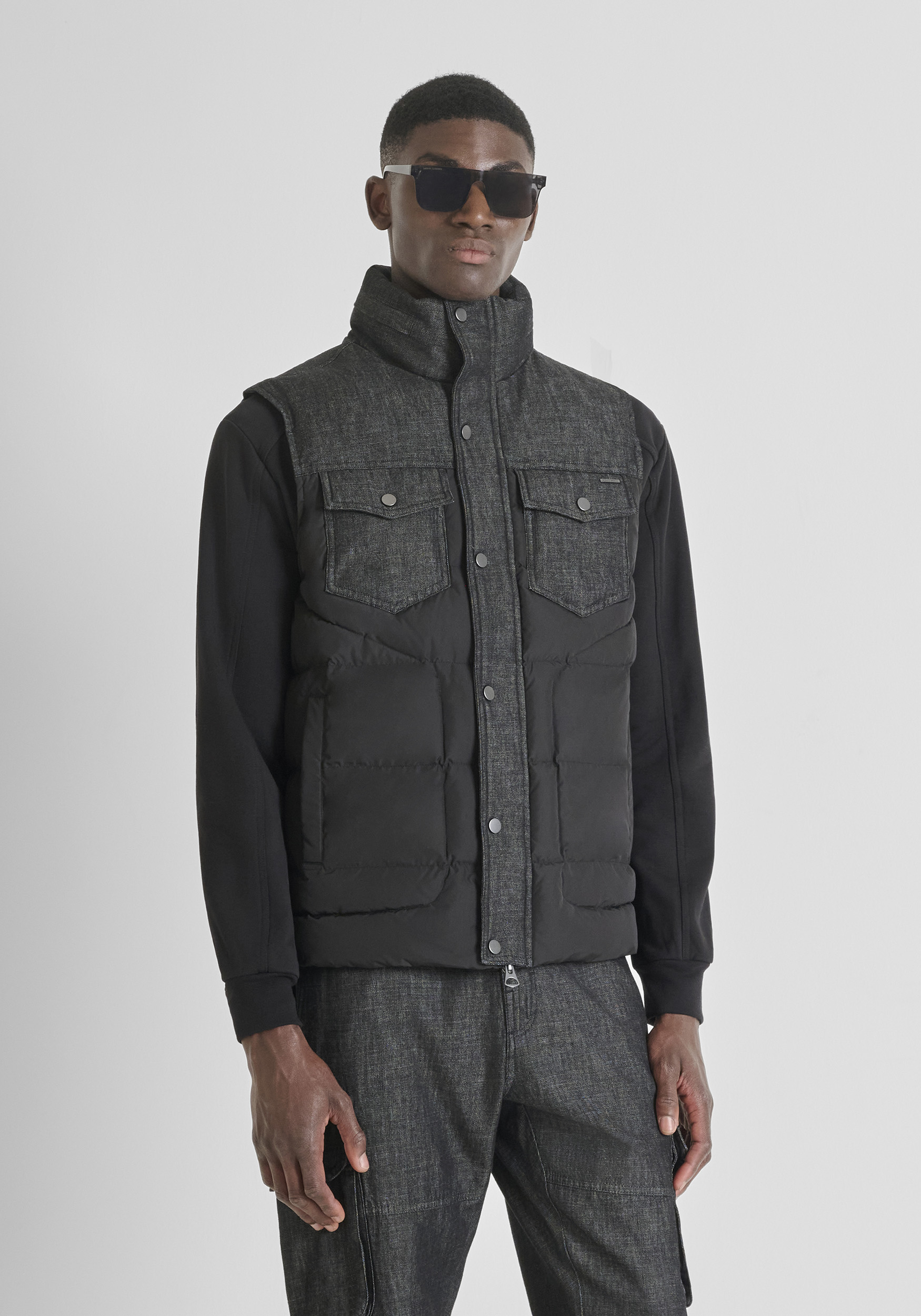 CHAQUETA SIN MANGAS REGULAR FIT EN TEJIDO LIGERO