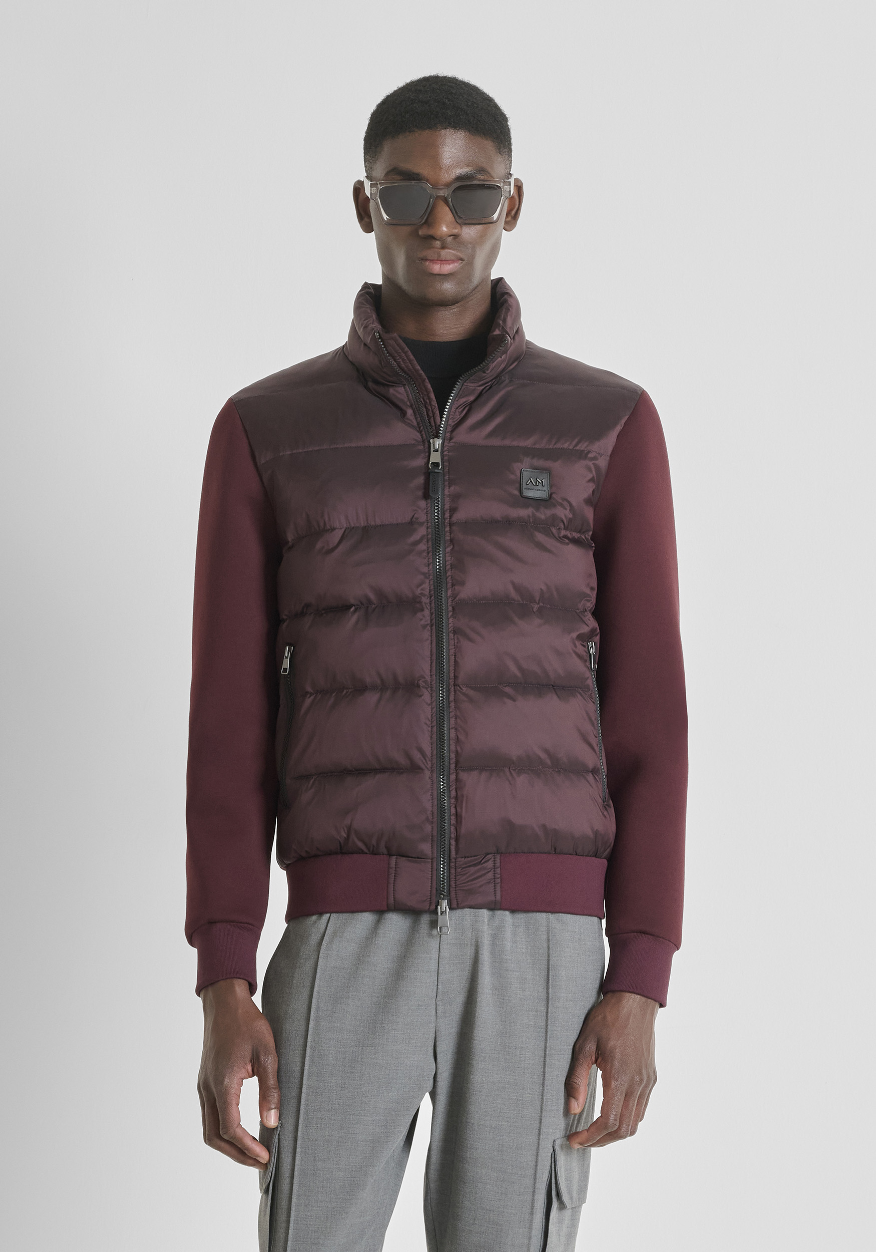 PLUMÍFERO SLIM FIT EN TEJIDO BRILLANTE Y RELLENO SINTÉTICO