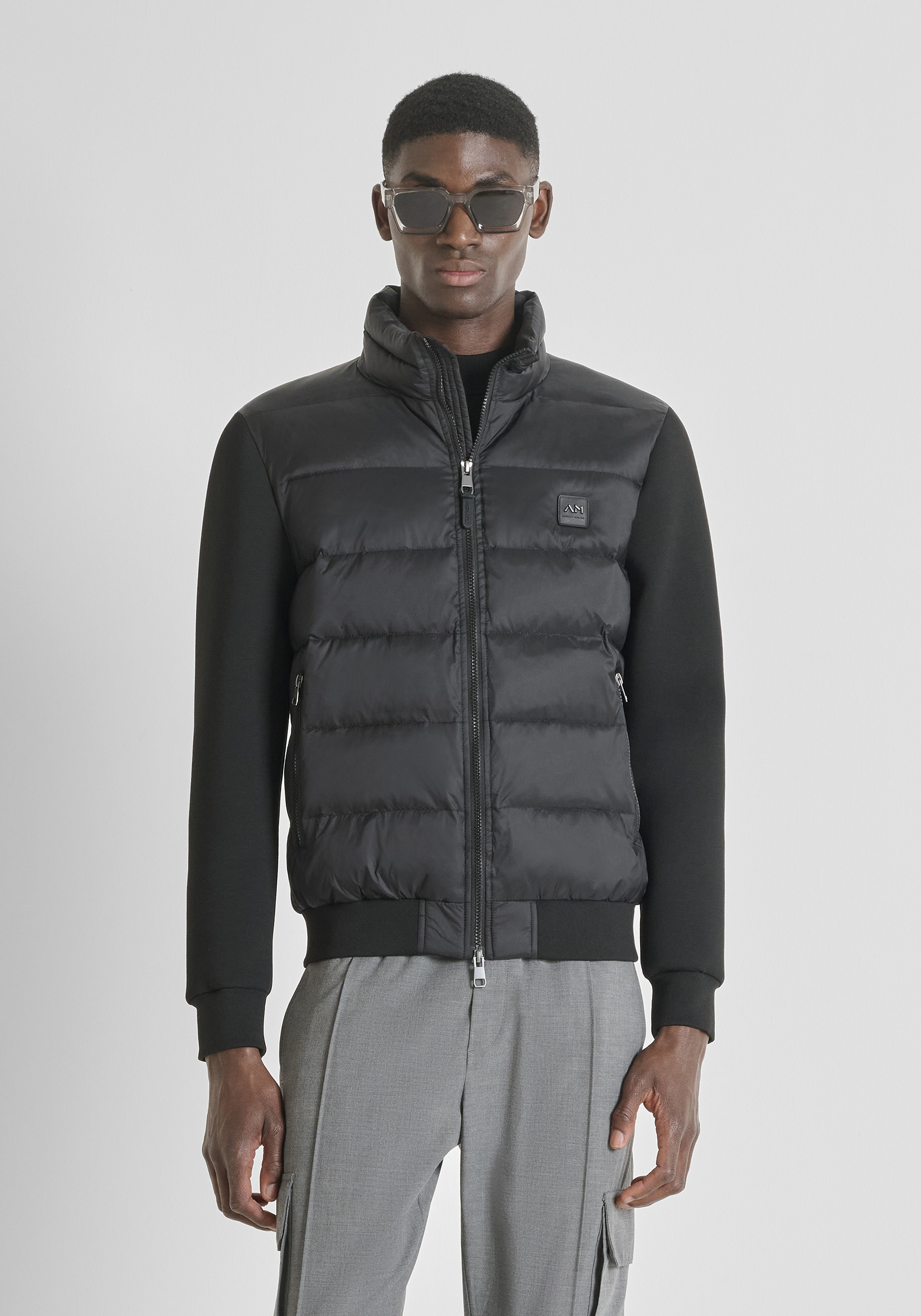 PLUMÍFERO SLIM FIT EN TEJIDO BRILLANTE Y RELLENO SINTÉTICO