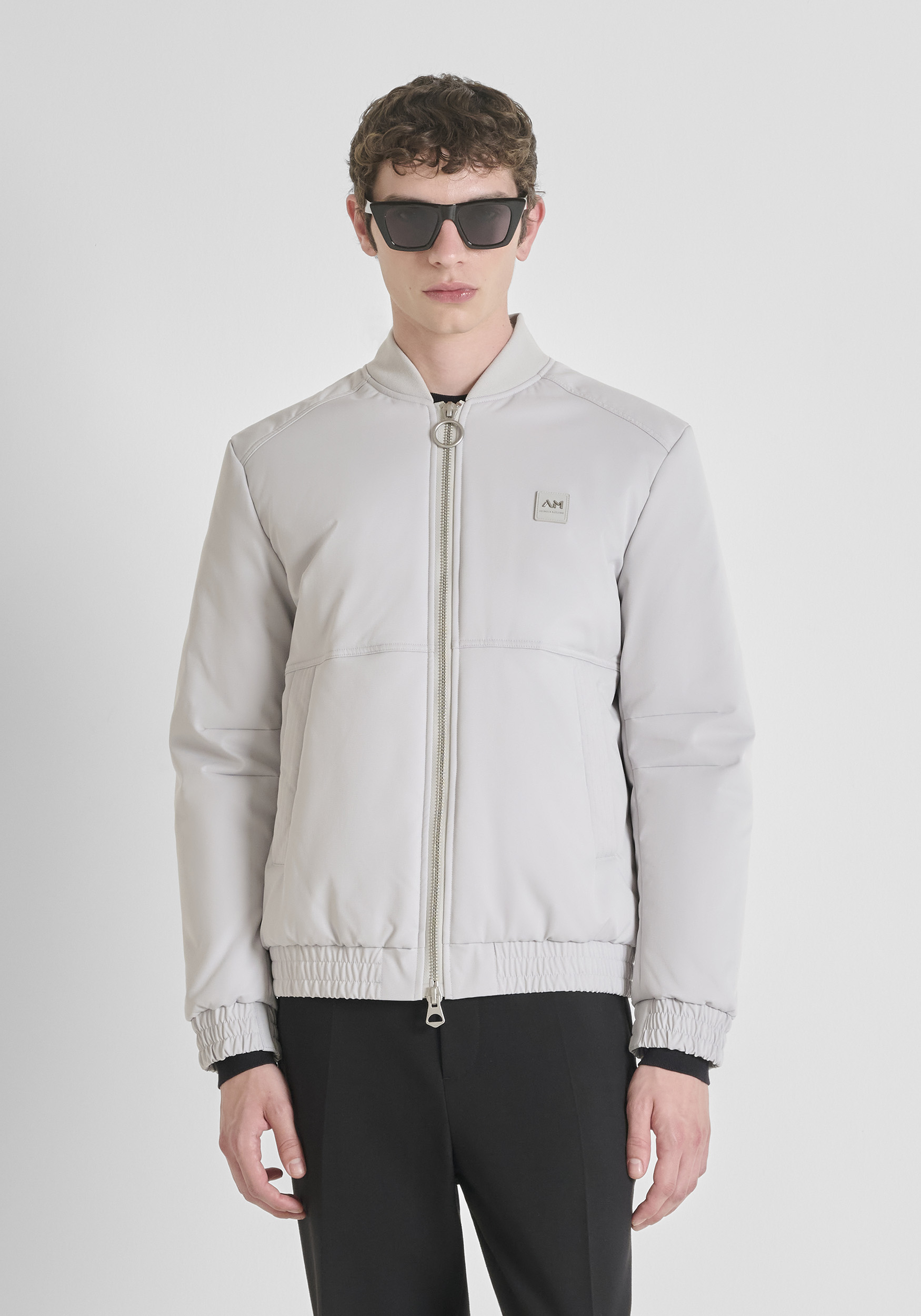 CHAQUETA REGULAR FIT EN TEJIDO TÉCNICO IMPERMEABLE