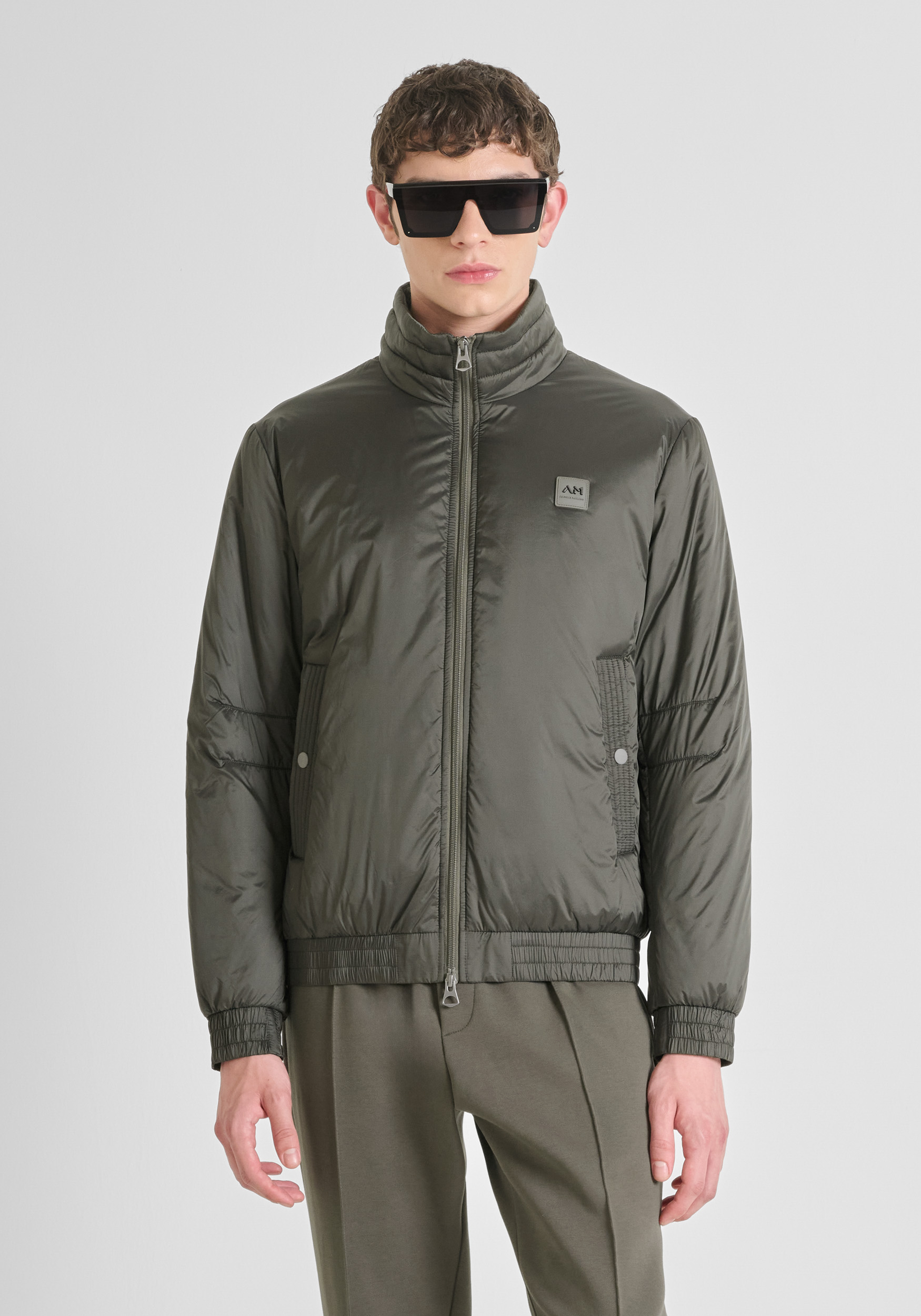 CHAQUETA BOMBER REGULAR FIT DE NYLON BRILLANTE CON RELLENO SINTÉTICO