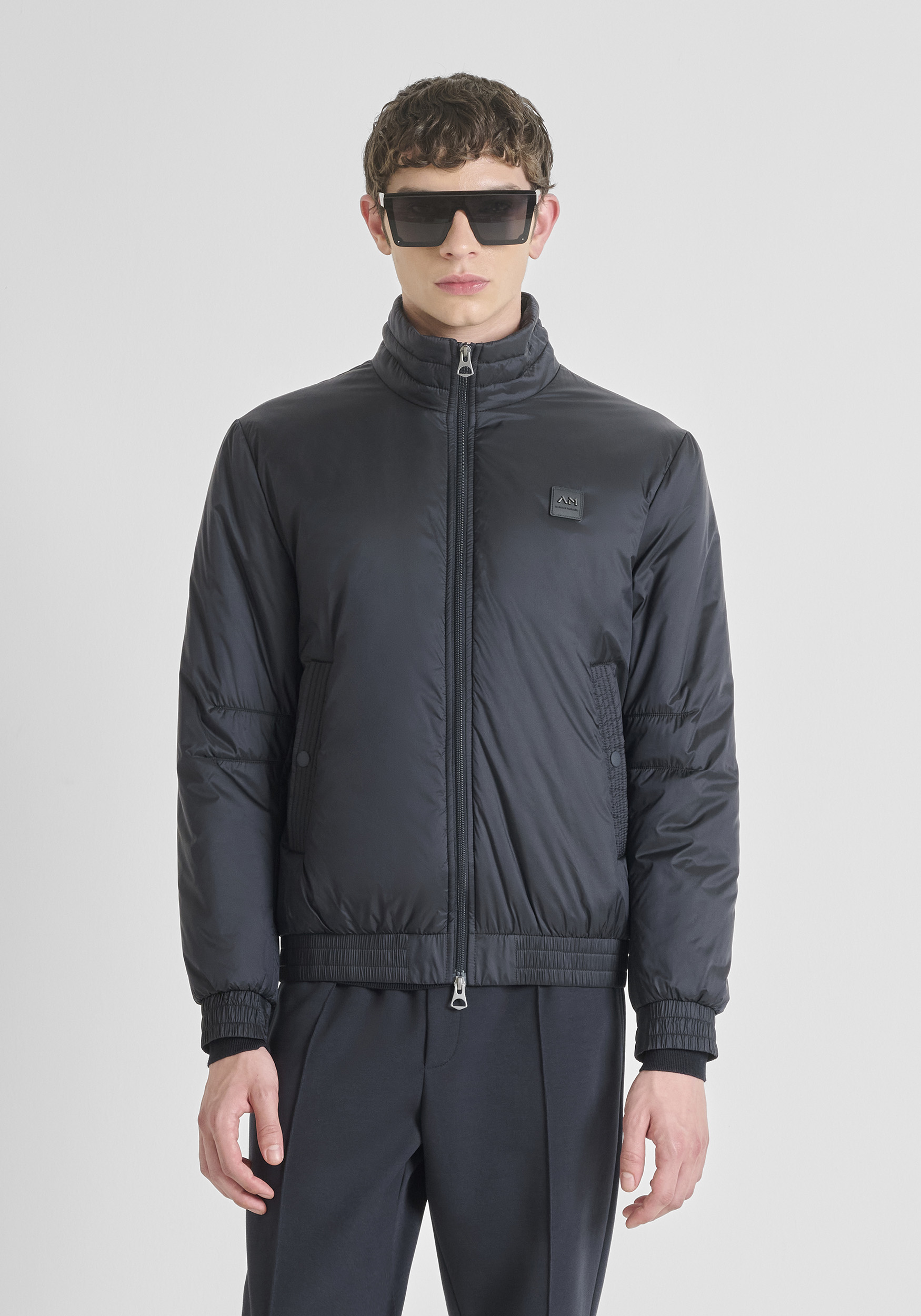 CHAQUETA BOMBER REGULAR FIT DE NYLON BRILLANTE CON RELLENO SINTÉTICO