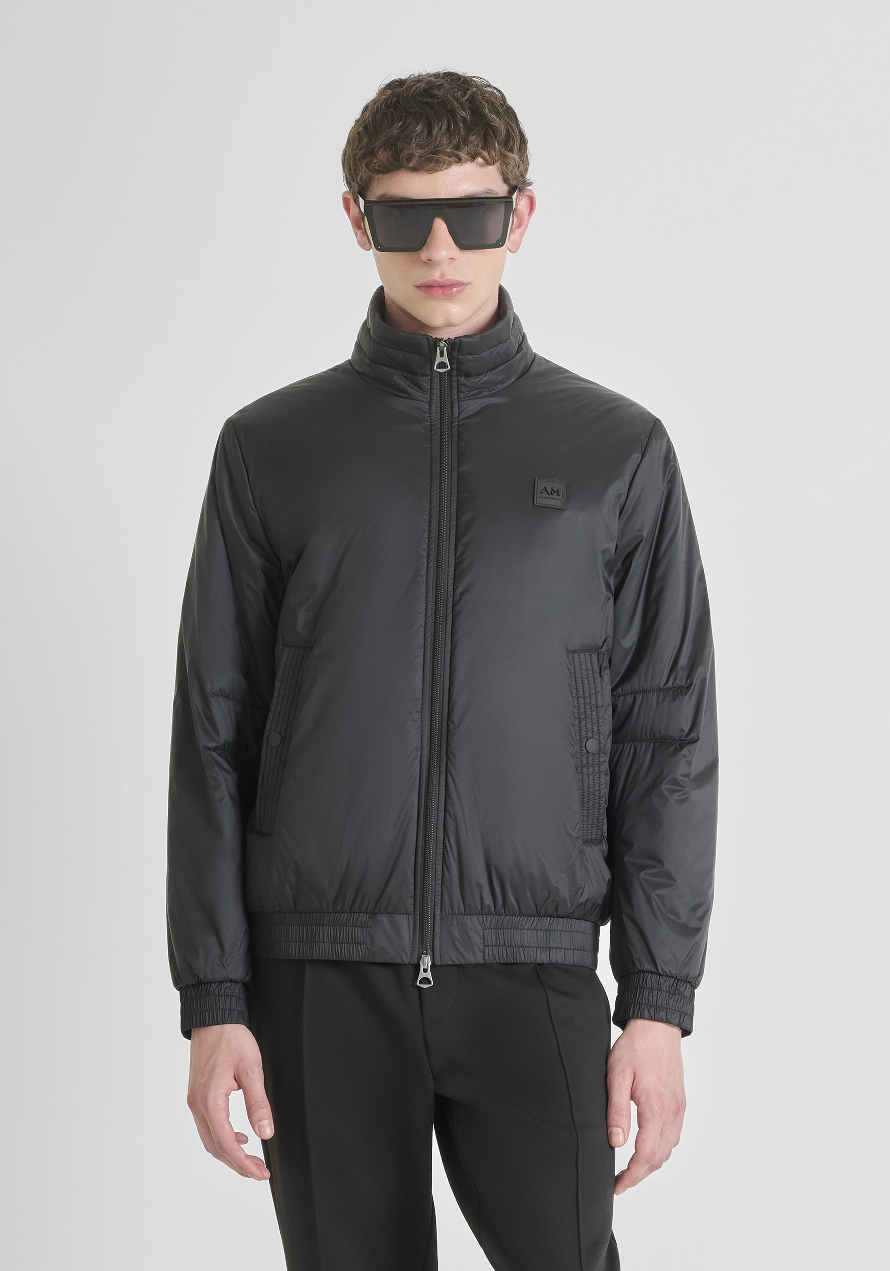 CHAQUETA BOMBER REGULAR FIT DE NYLON BRILLANTE CON RELLENO SINTÉTICO