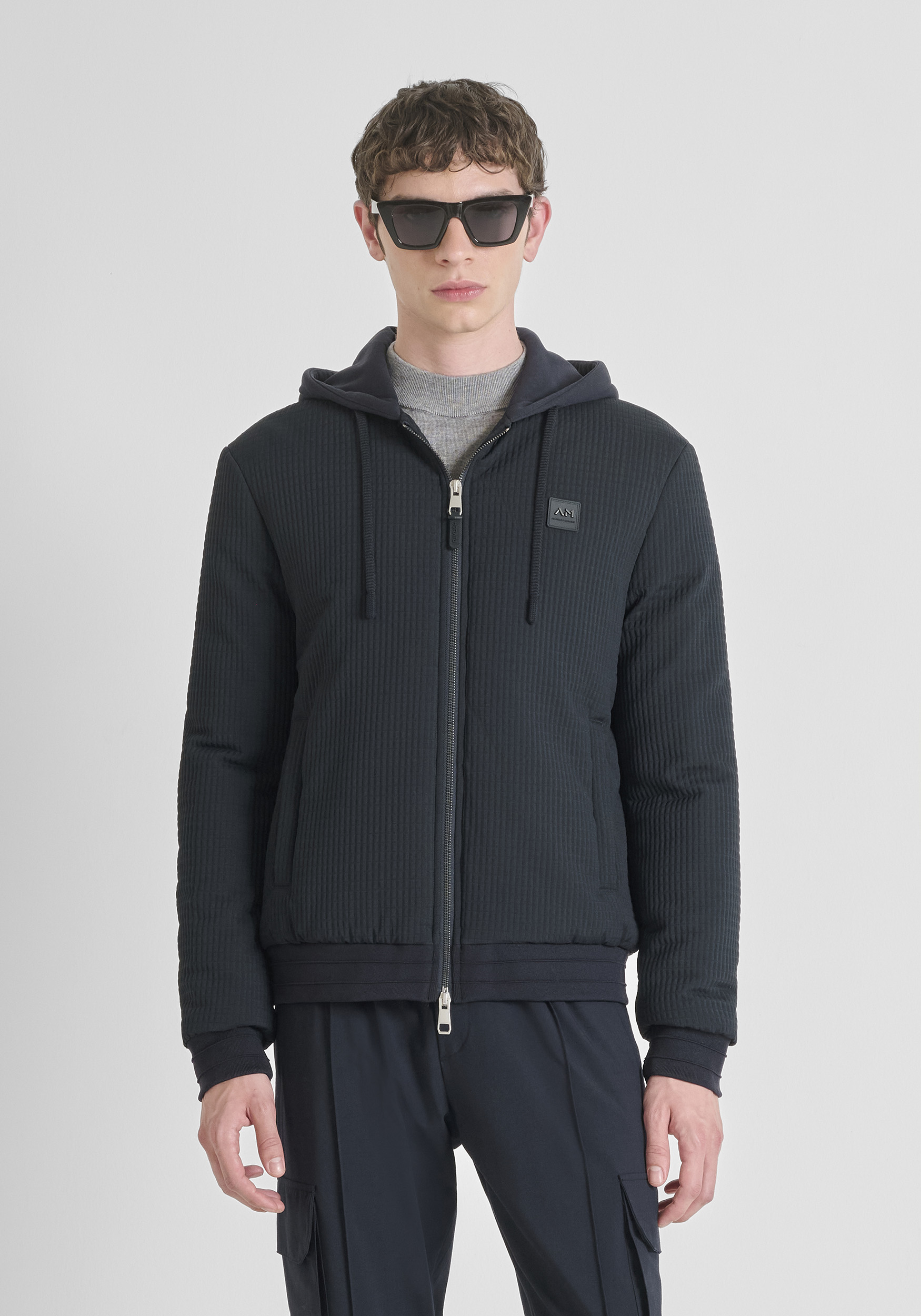 BOMBER REGULAR FIT EN TEJIDO TÉCNICO DOBBY CON RELLENO SINTÉTICO