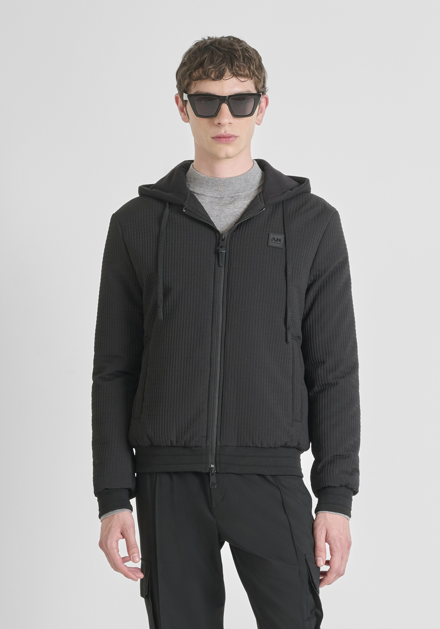 BOMBER REGULAR FIT EN TEJIDO TÉCNICO DOBBY CON RELLENO SINTÉTICO