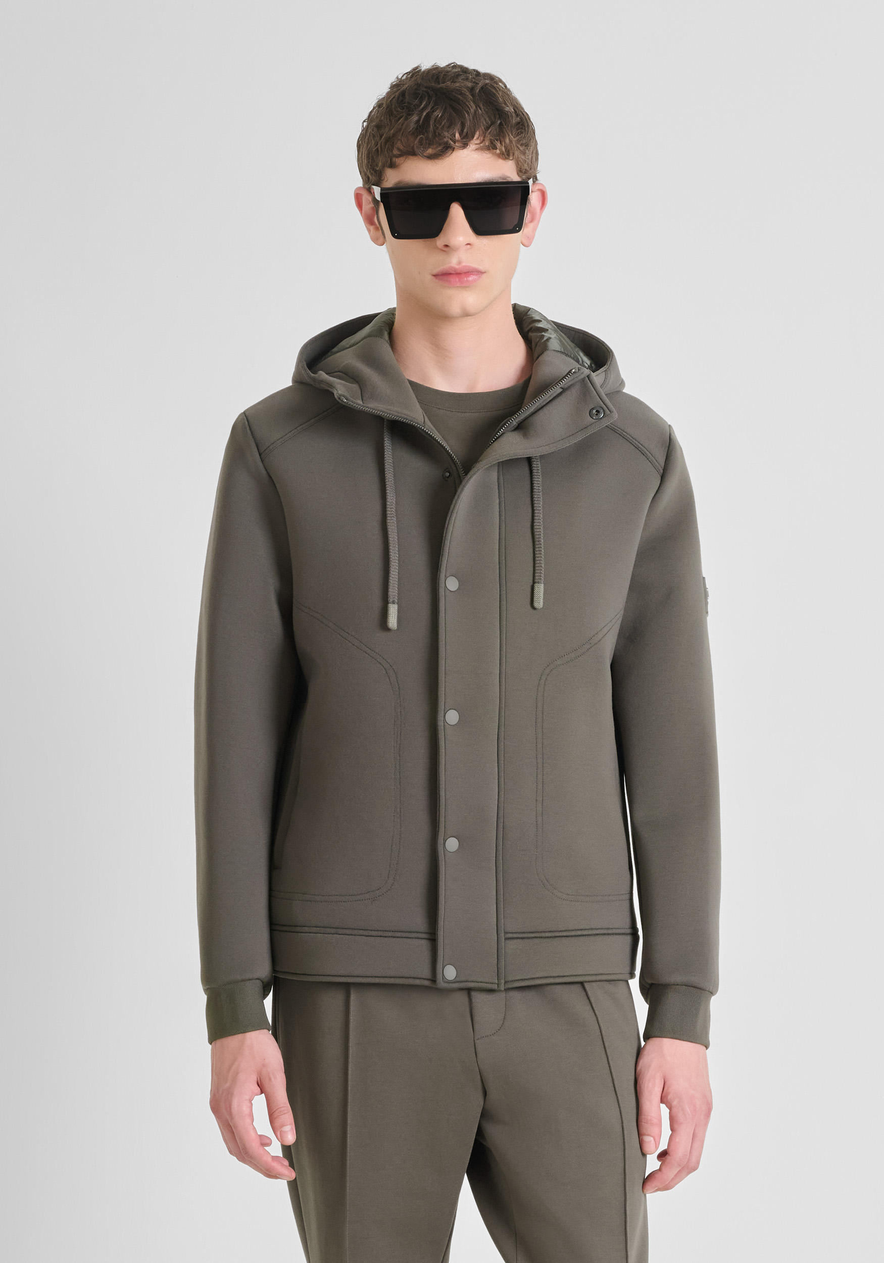 CHAQUETA REGULAR FIT DE VISCOSA CON RELLENO SINTÉTICO Y CAPUCHA