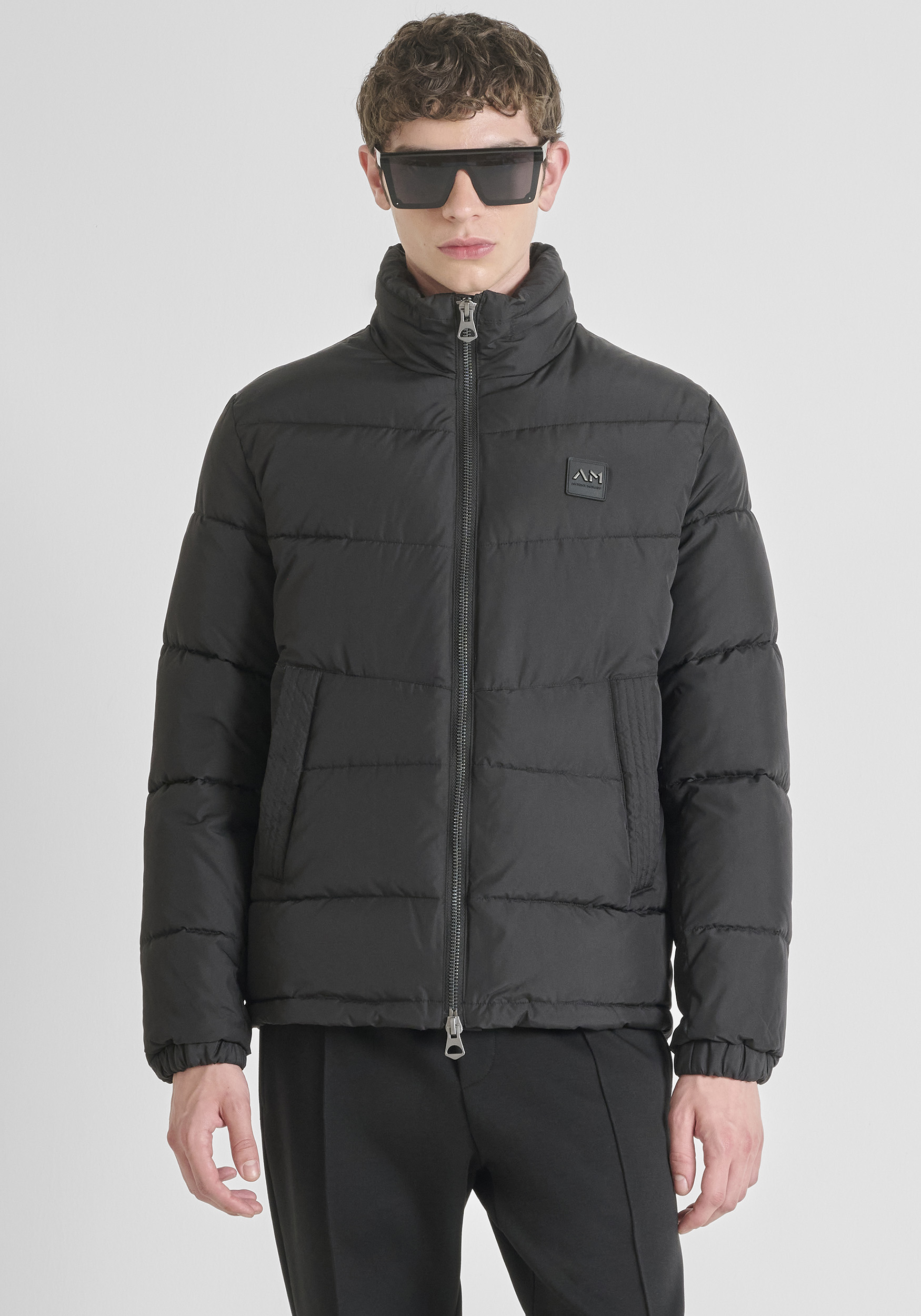 PLUMAS REGULAR FIT EN TEJIDO TÉCNICO CON RELLENO DUPONT SORONA Y PARCHE LOGOTIPADO