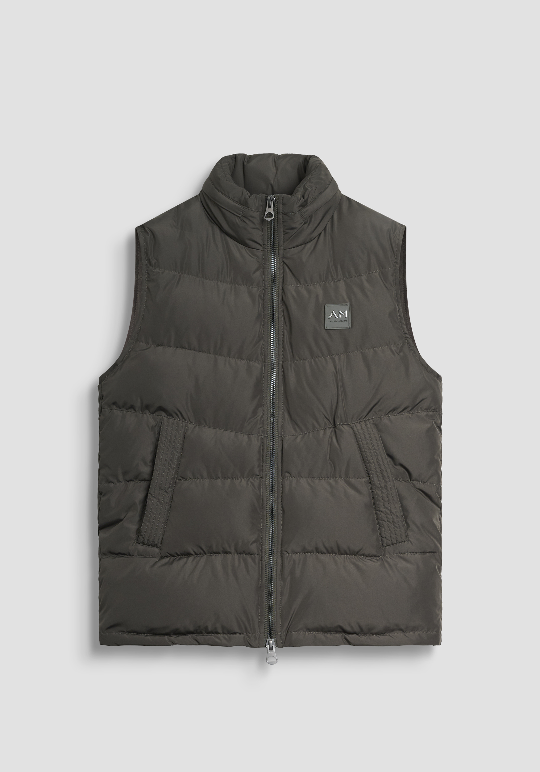 PLUMAS REGULAR FIT EN TEJIDO TÉCNICO CON RELLENO DUPONT SORONA Y PARCHE LOGOTIPADO