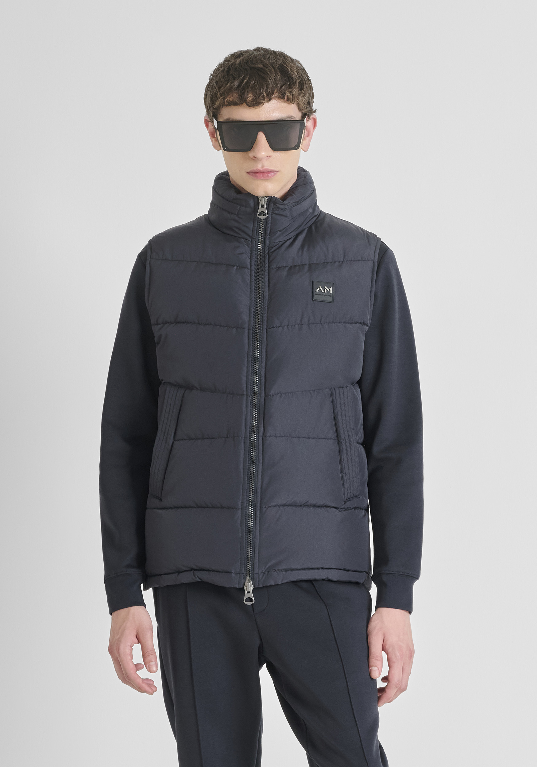 PLUMAS REGULAR FIT EN TEJIDO TÉCNICO CON RELLENO DUPONT SORONA Y PARCHE LOGOTIPADO