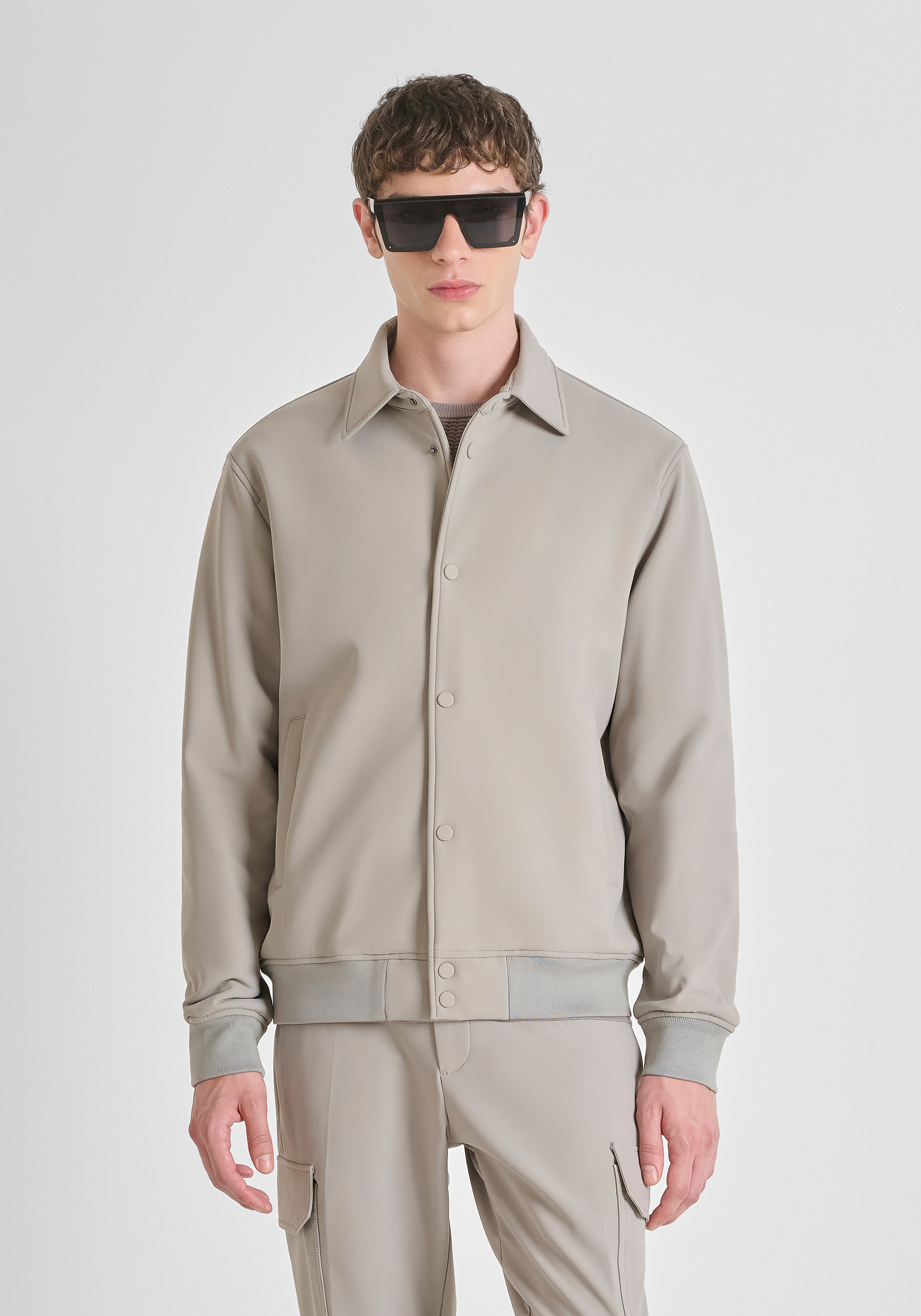 CHAQUETA REGULAR FIT EN TEJIDO ELÁSTICO SUAVE LIGERO