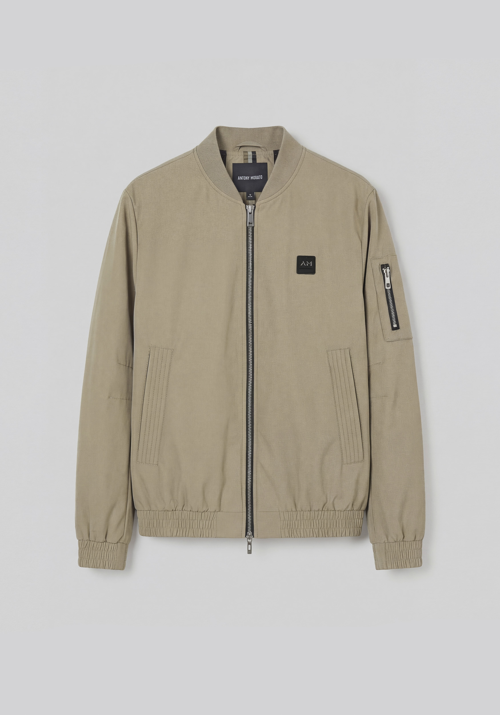 BÓMBER REGULAR FIT DE TEJIDO TÉCNICO CON ECOPADDING SORONA AURA