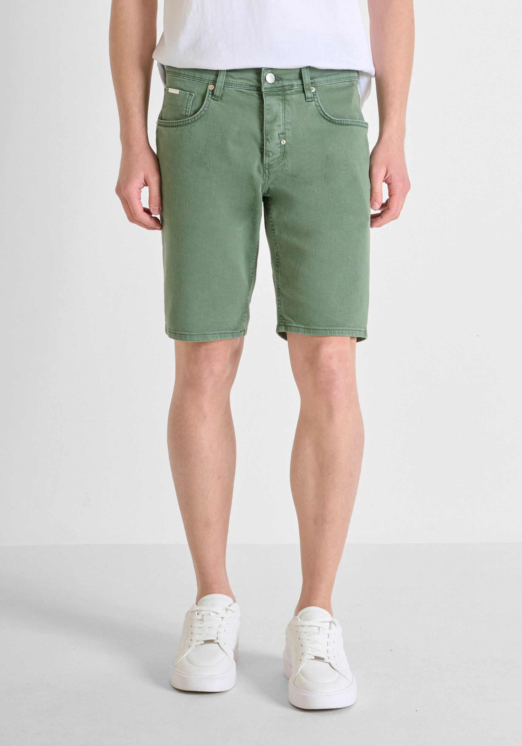 PANTALONES CORTOS SLIM FIT «ARGON» EN TEJIDO VAQUERO TEÑIDO