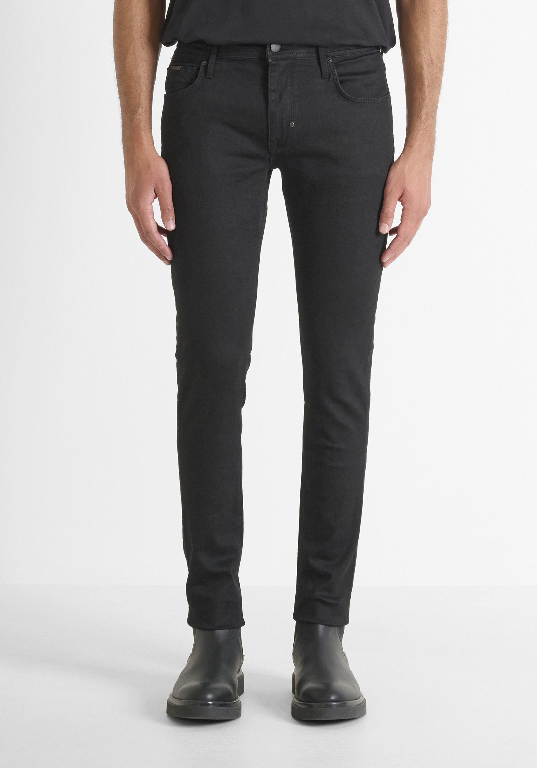 PANTALONES VAQUEROS OZZY TAPERED FIT EN NEGRO BÁSICO ICONICO EN DENIM MANTÉN EL NEGRO