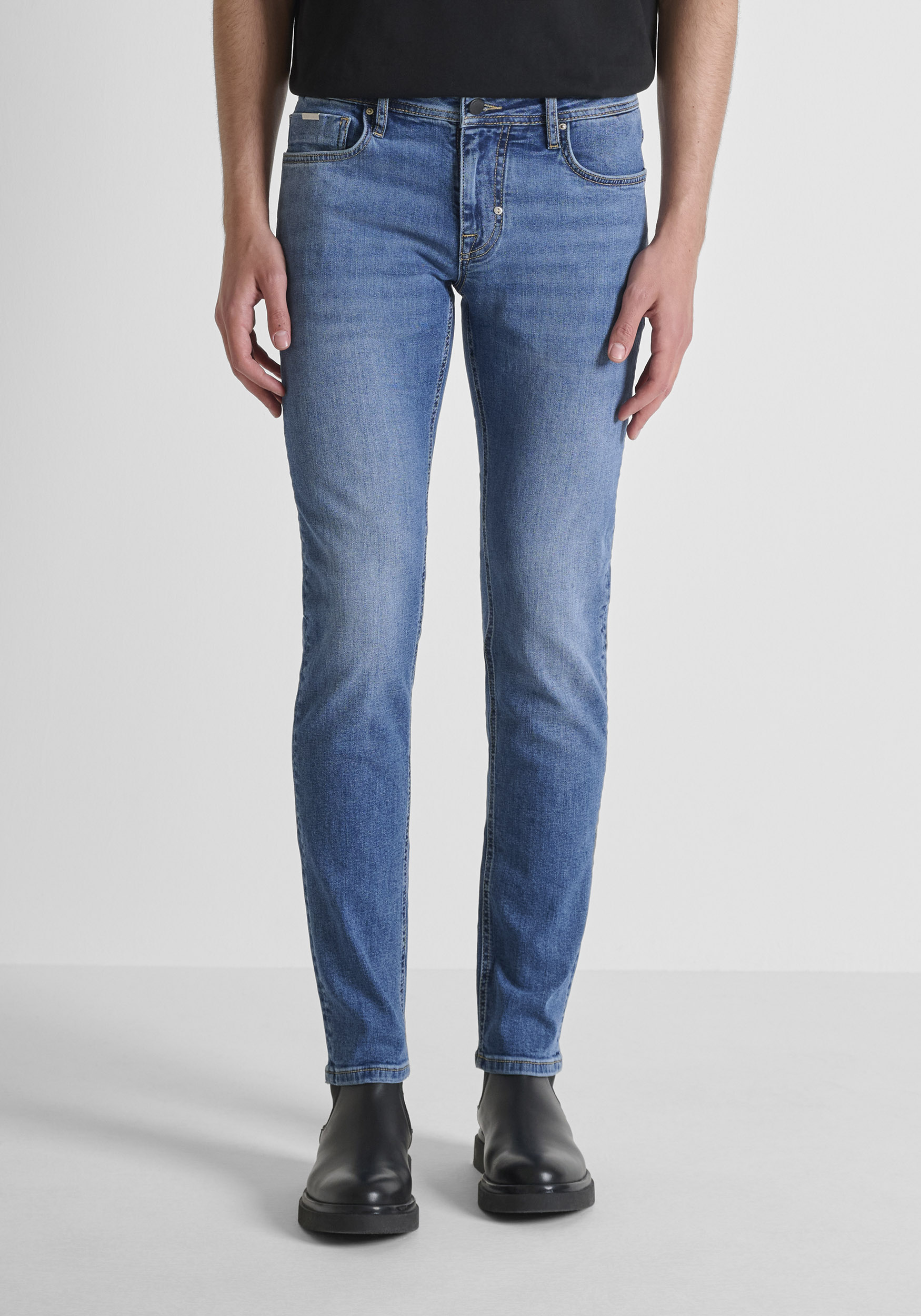 VAQUEROS «OZZY» TAPERED FIT DE DENIM AZUL