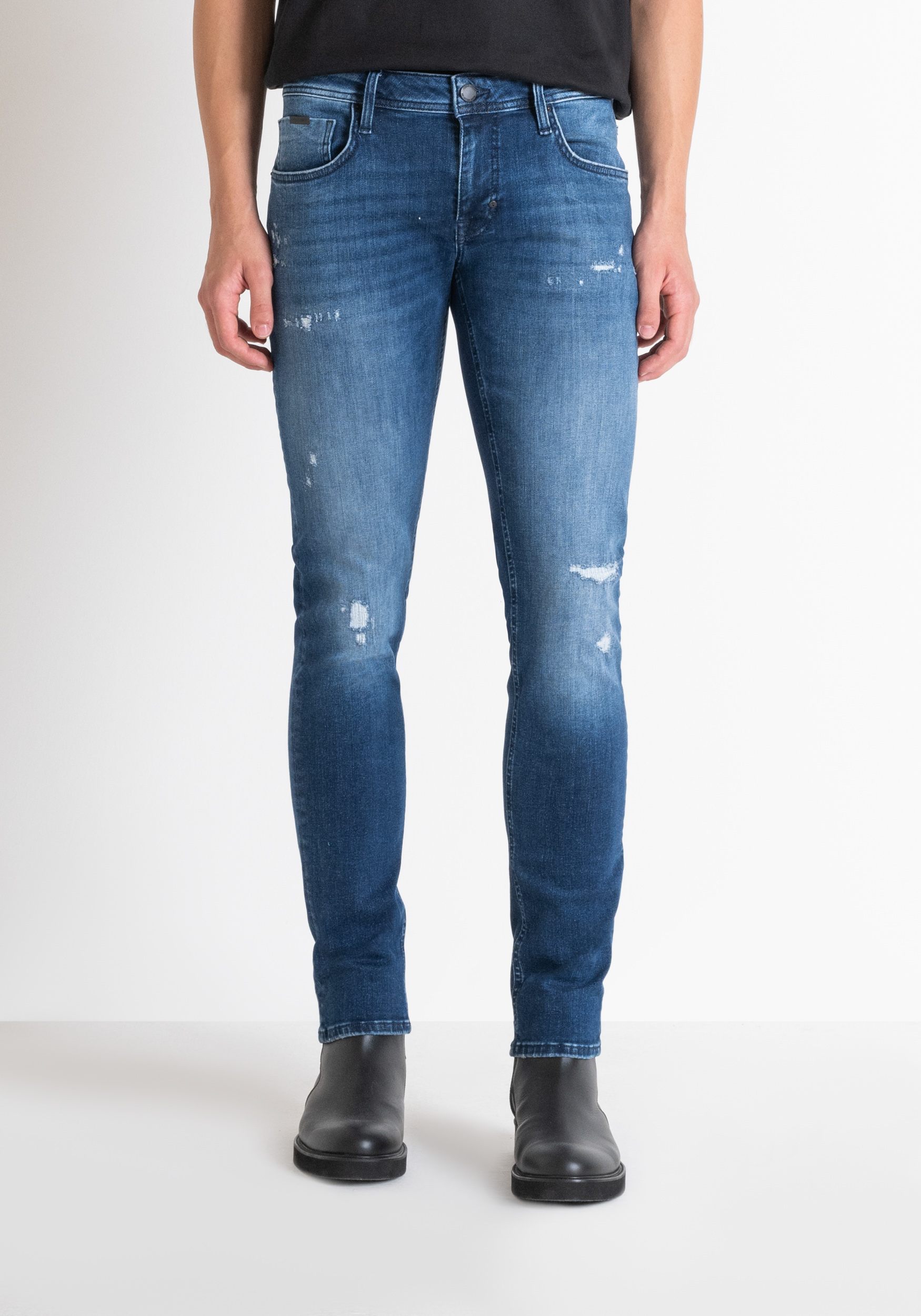 VAQUEROS «OZZY» TAPERED FIT ELÁSTICOS AZULES CON RASGADURAS