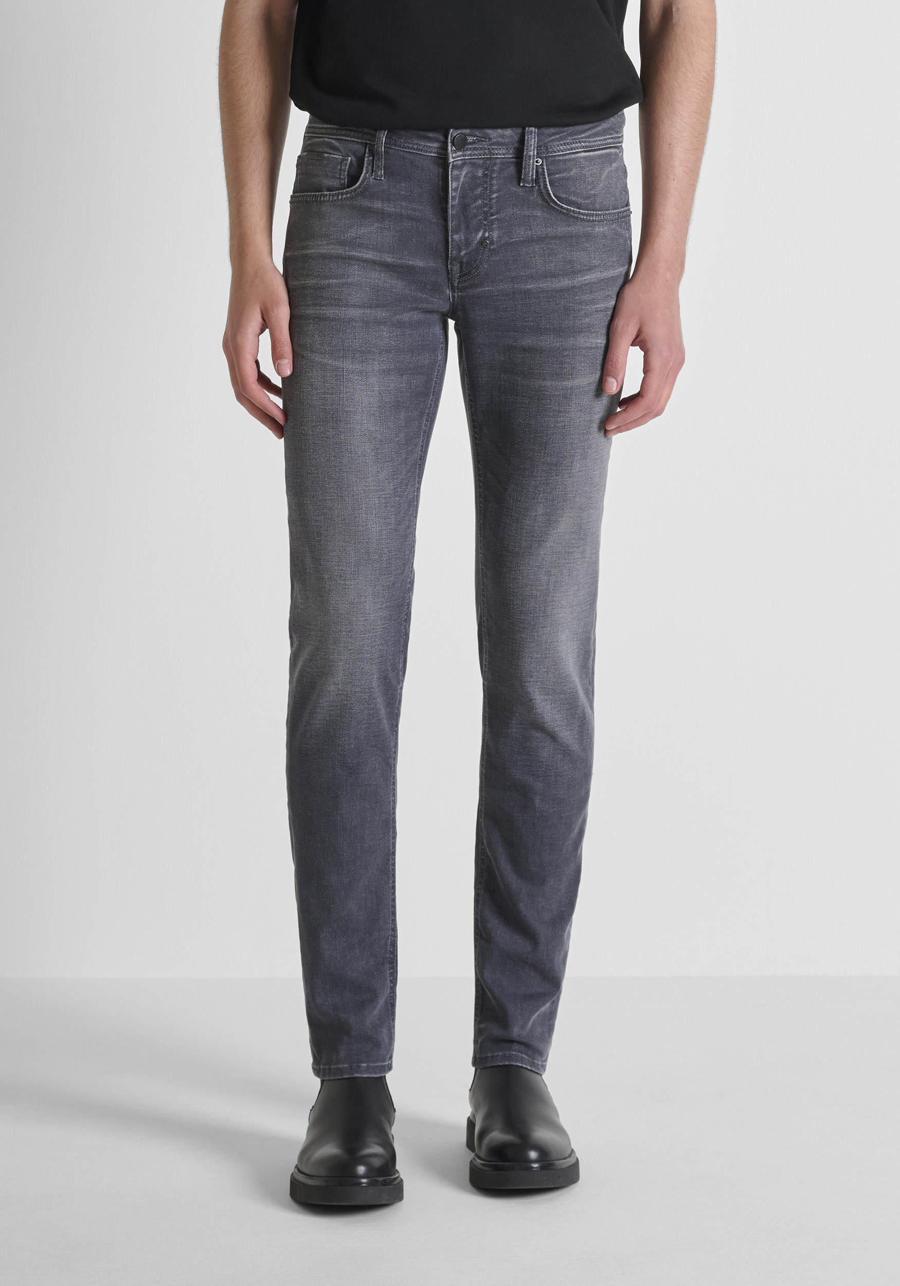 VAQUEROS «OZZY» TAPERED FIT EN DENIM GRIS