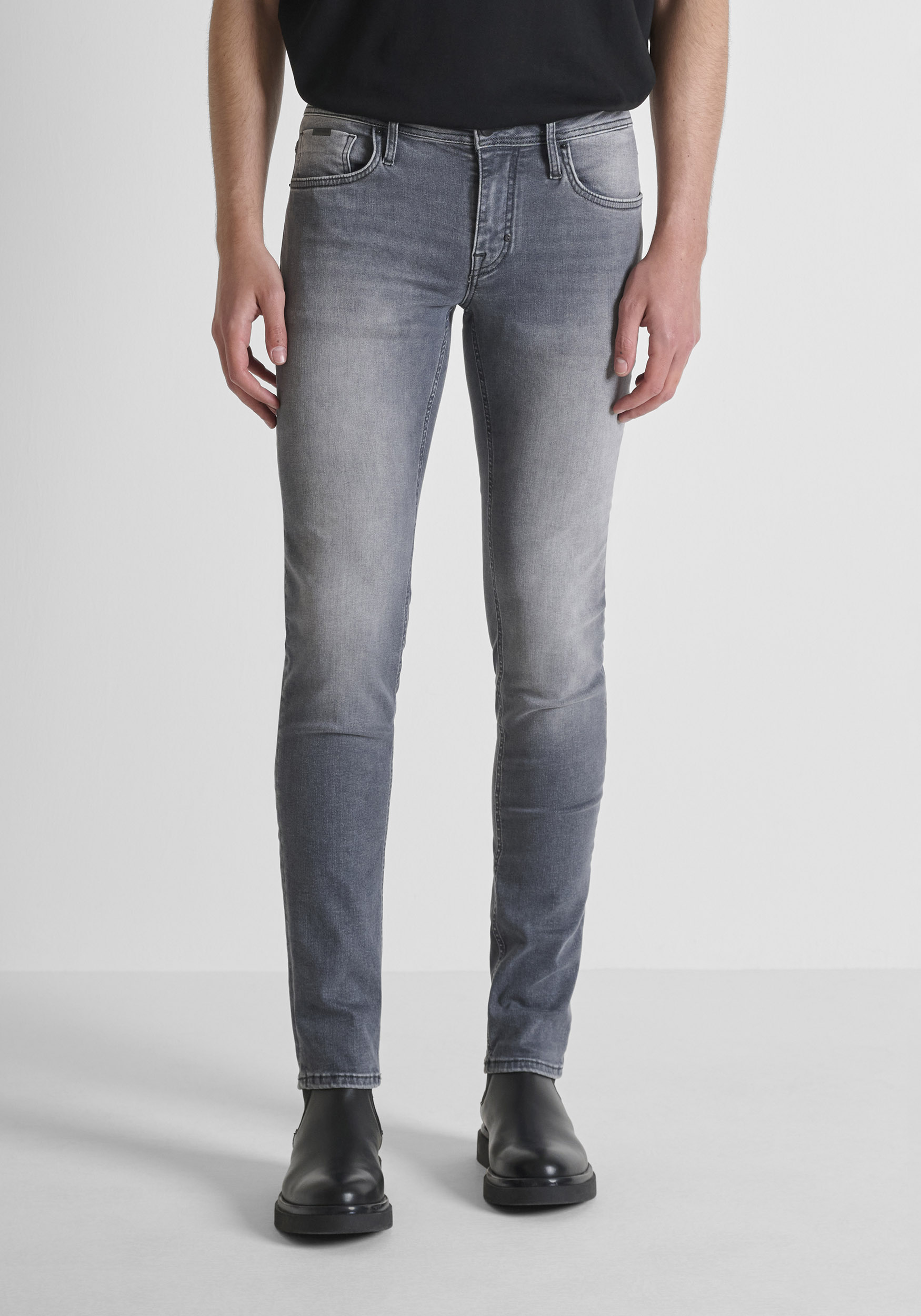VAQUEROS «OZZY» TAPERED FIT EN DENIM GRIS DESGASTADO