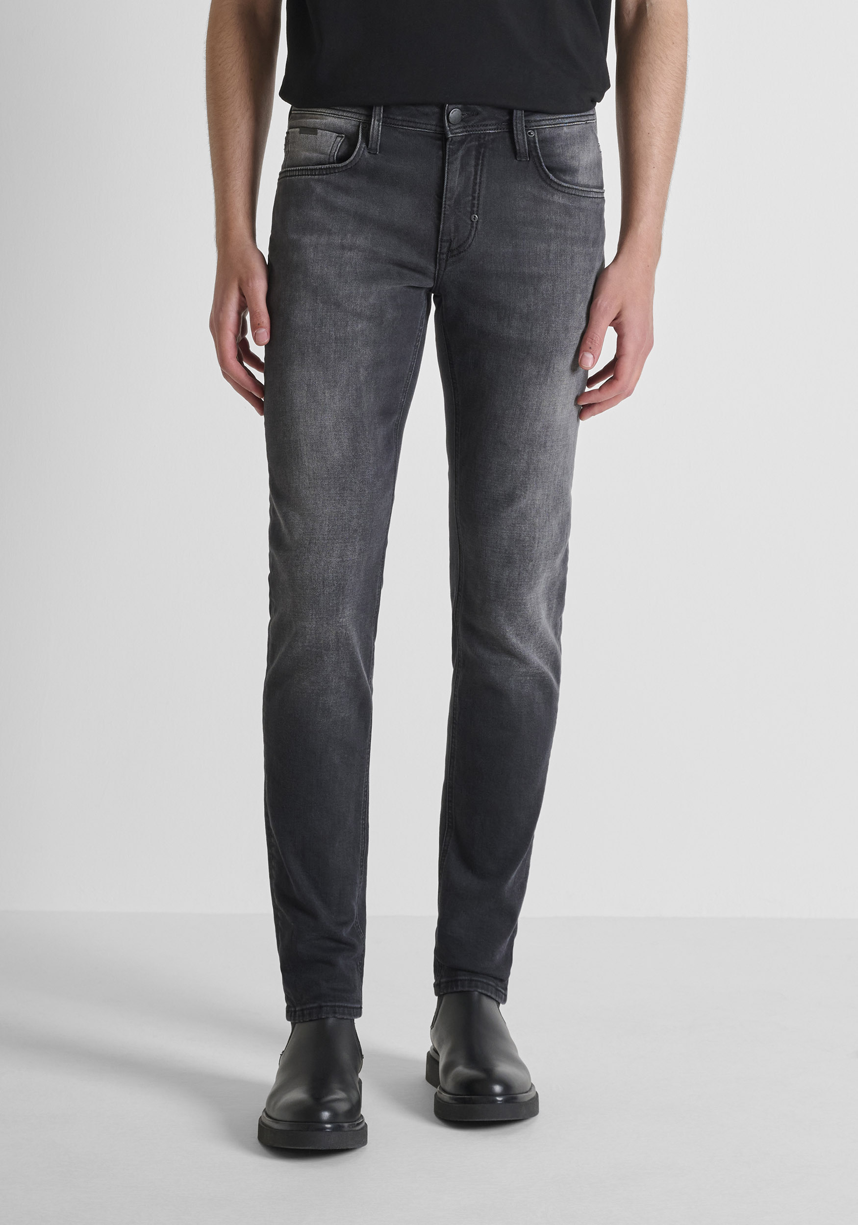 VAQUEROS «OZZY» TAPERED FIT EN DENIM NEGRO