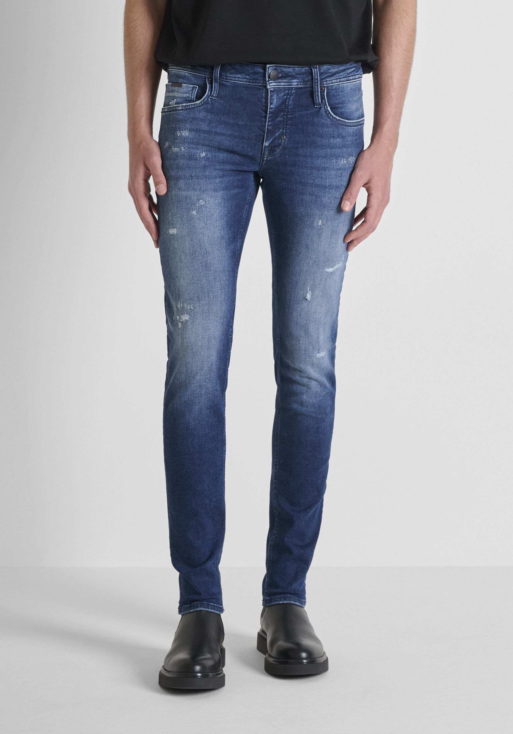 VAQUEROS «OZZY» TAPERED FIT EN DENIM TITAN BLUE DESGASTADO