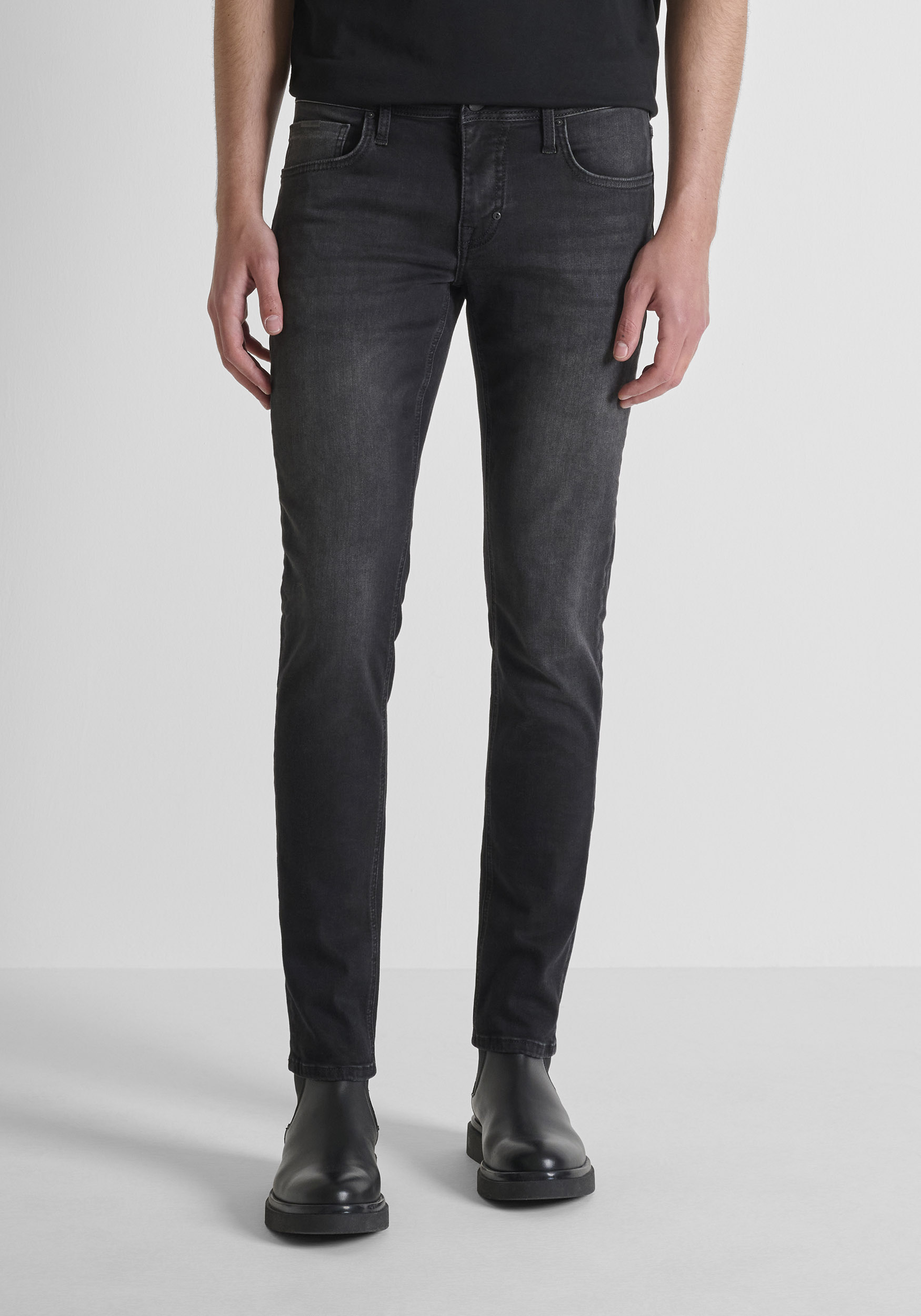 VAQUEROS «OZZY» TAPERED FIT EN DENIM NEGRO