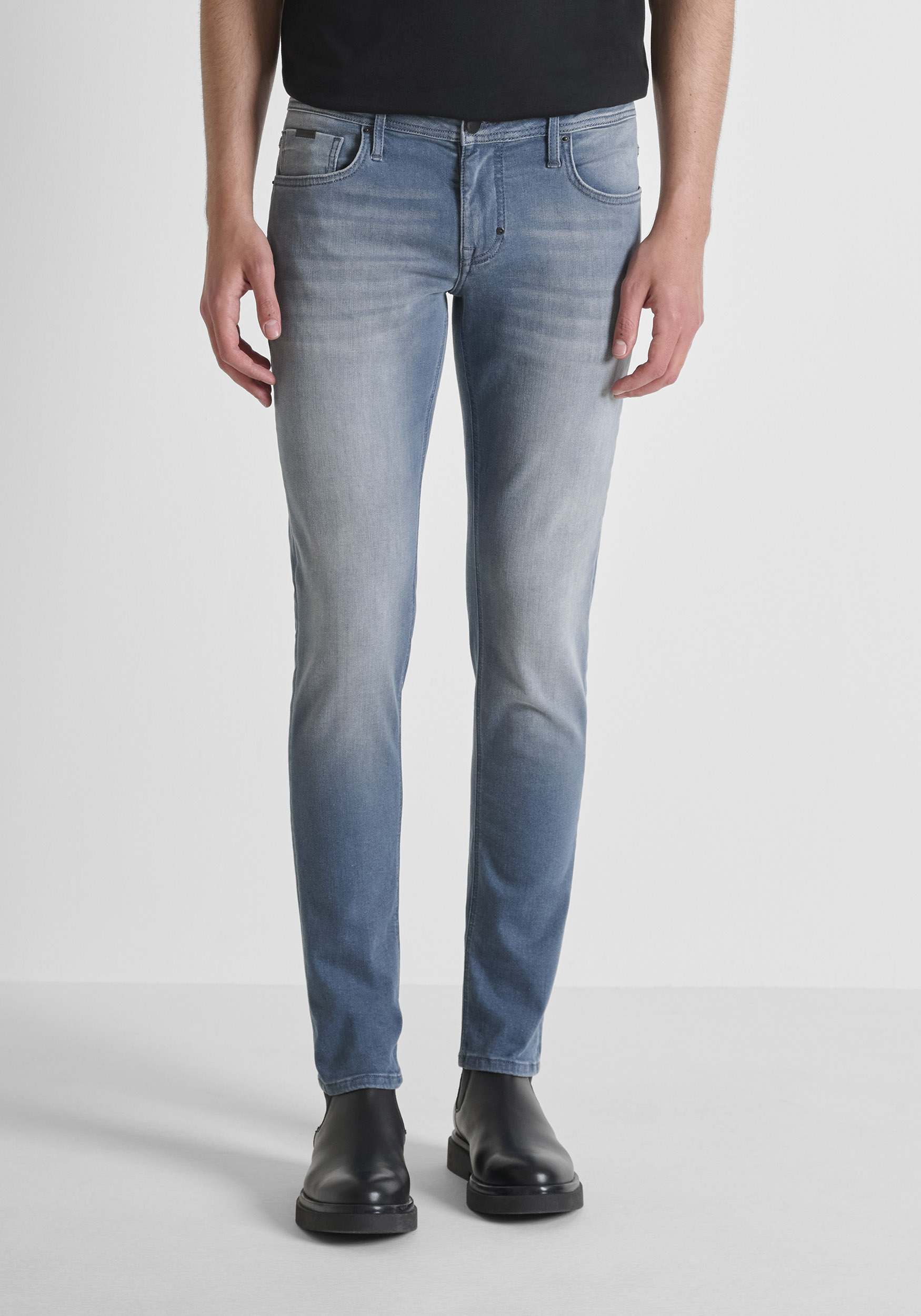 VAQUEROS «OZZY» TAPERED FIT EN DENIM ELÁSTICO BRUGGE BLUE