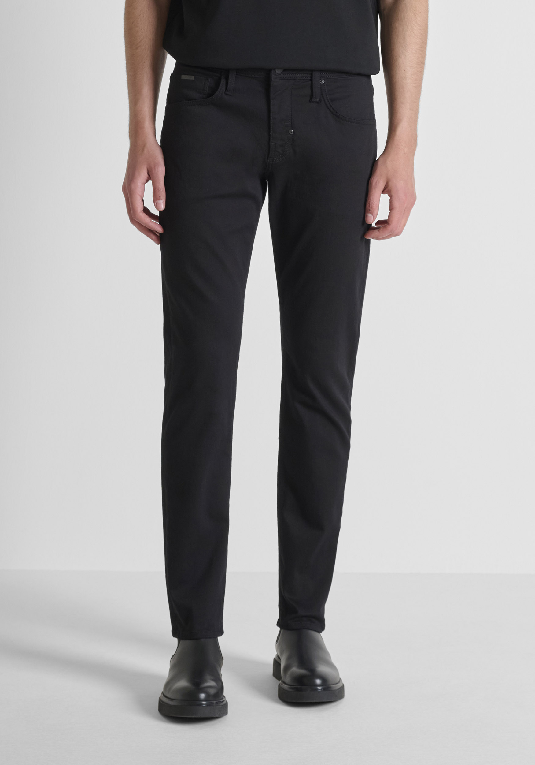 VAQUEROS «KURT» COMFORT TAPERED FIT DE DENIM NEGRO