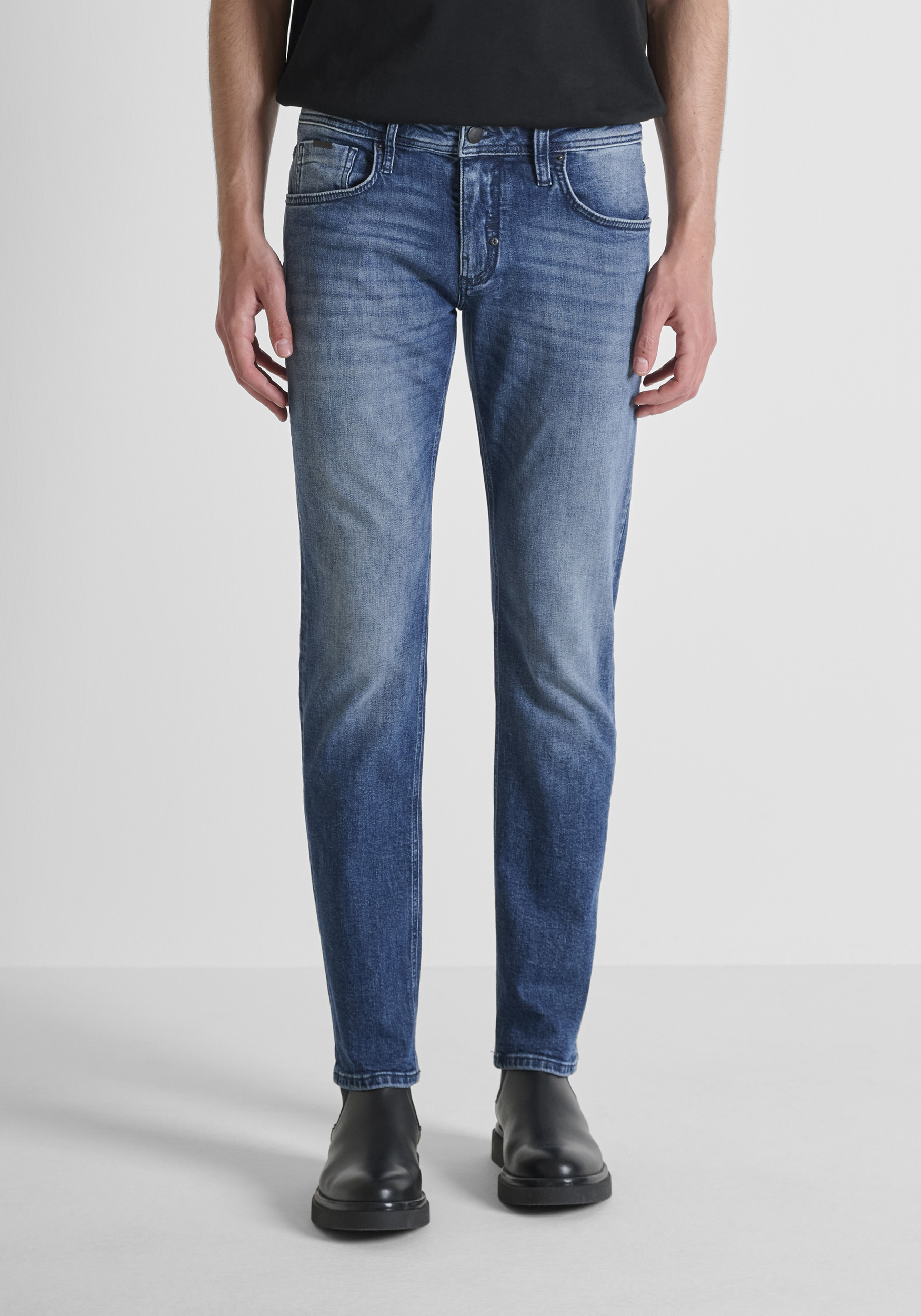 VAQUEROS COMFORT TAPERED FIT «KURT» EN DENIM AZUL TITAN