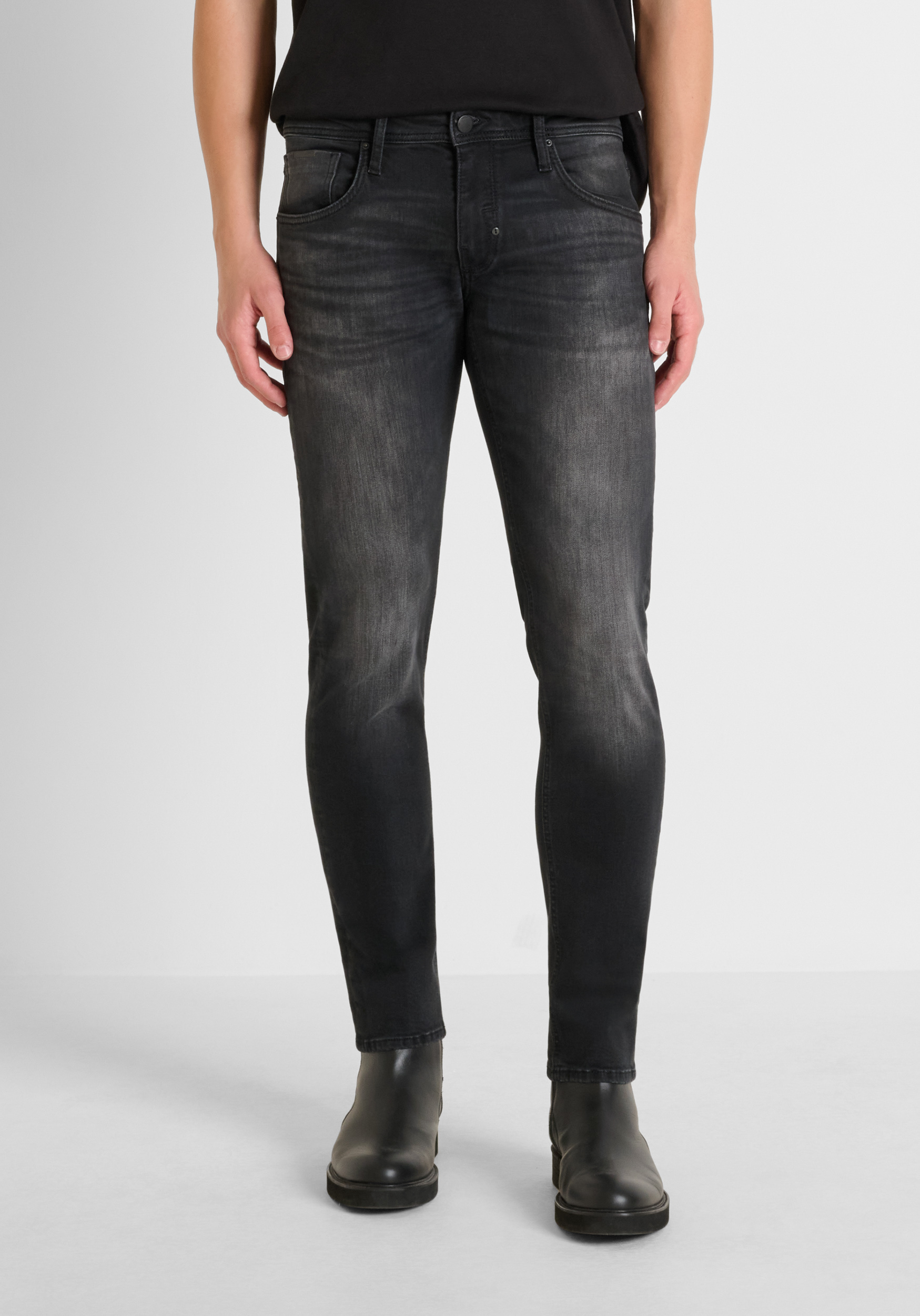 VAQUEROS COMFORT TAPERED FIT «KURT» EN DENIM NEGRO EFECTO DEGRADADO