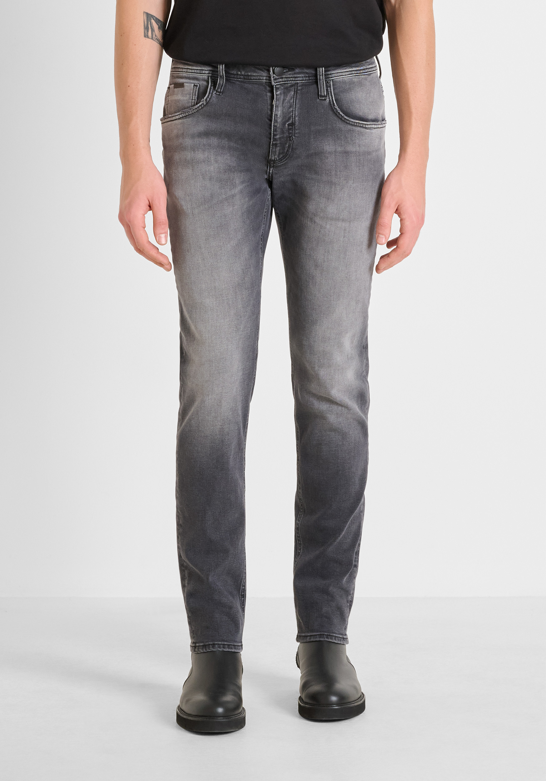 VAQUEROS COMFORT TAPERED FIT «KURT» EN DENIM NEGRO