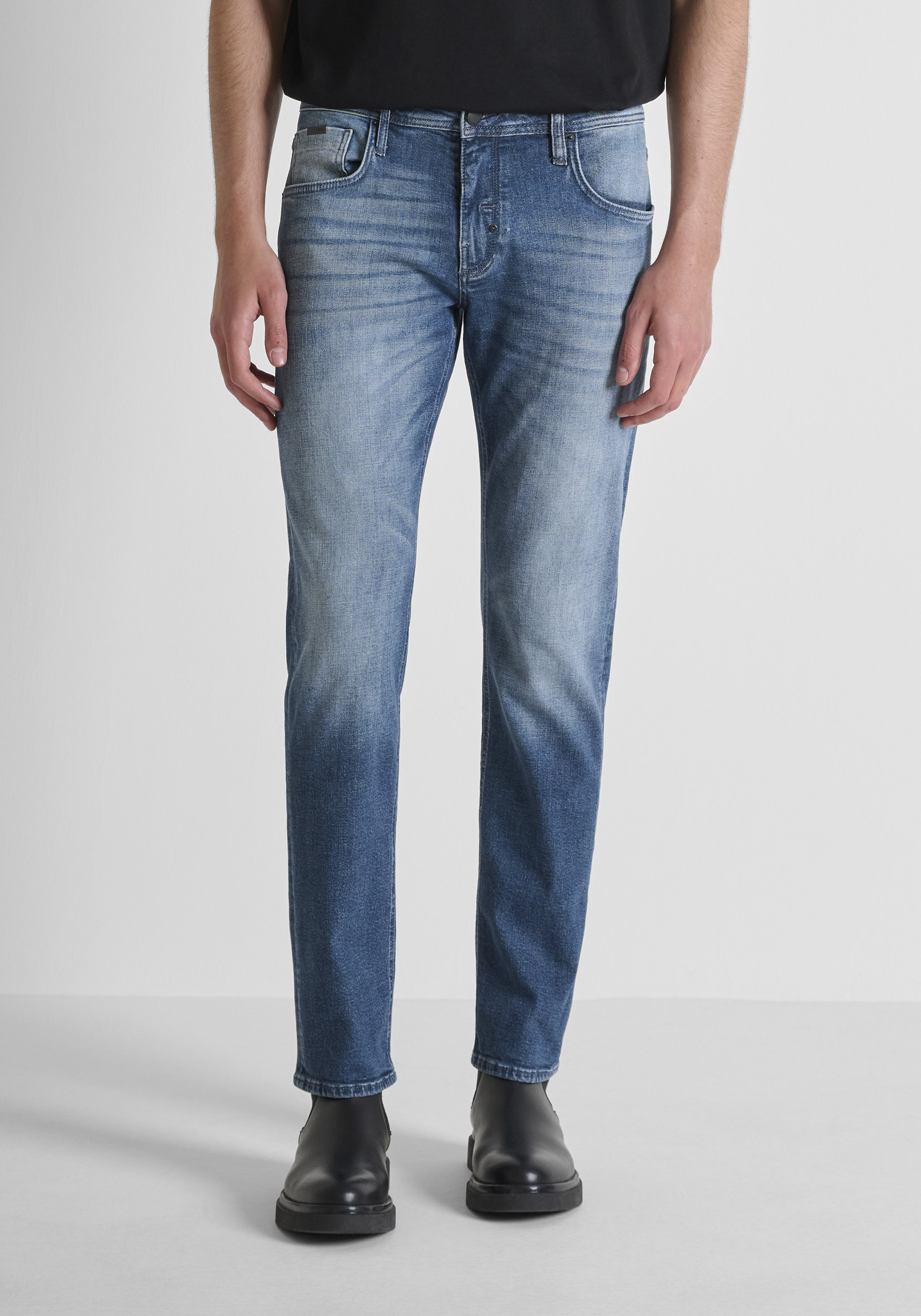 VAQUEROS COMFORT TAPERED FIT «KURT» EN DENIM AZUL MÁLAGA