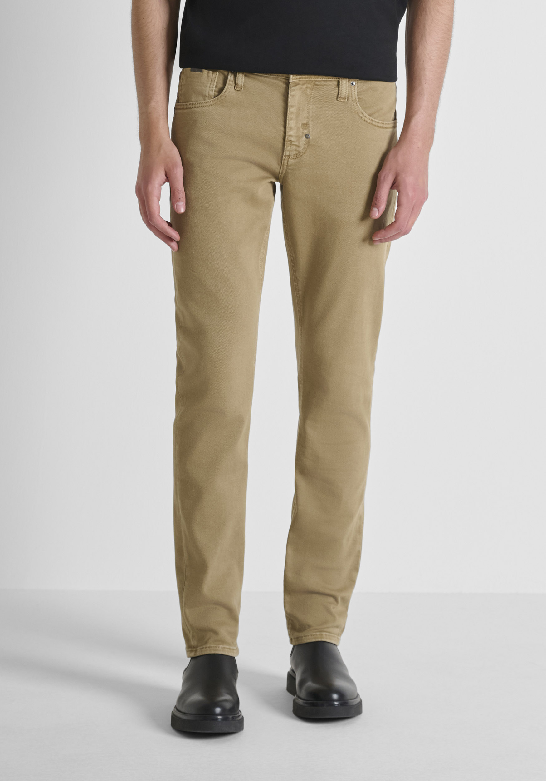 VAQUEROS COMFORT TAPERED FIT «KURT» EN DENIM DE COLOR