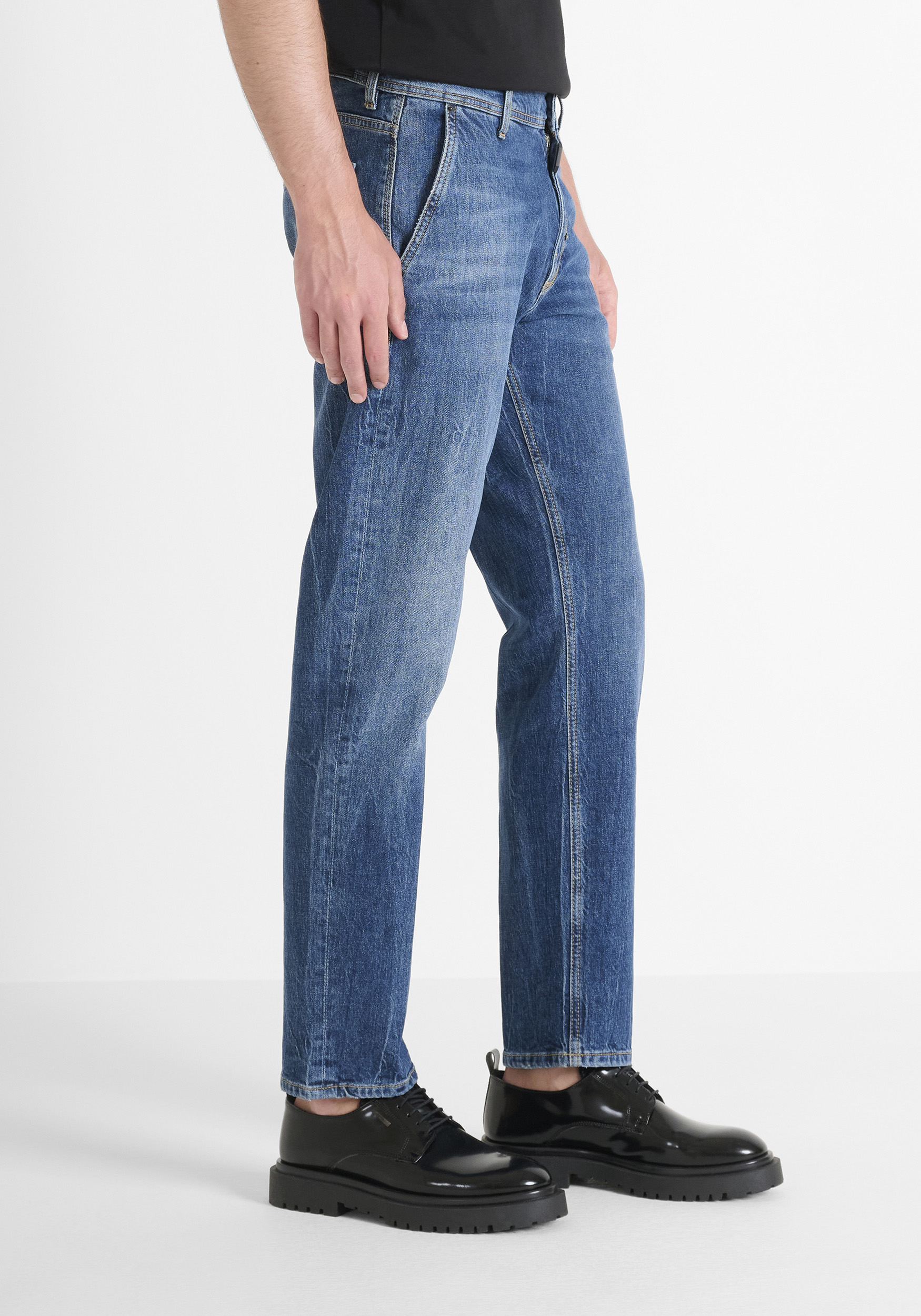 VAQUEROS REGULAR FIT «TREY» EN DENIM CONFORT AZUL