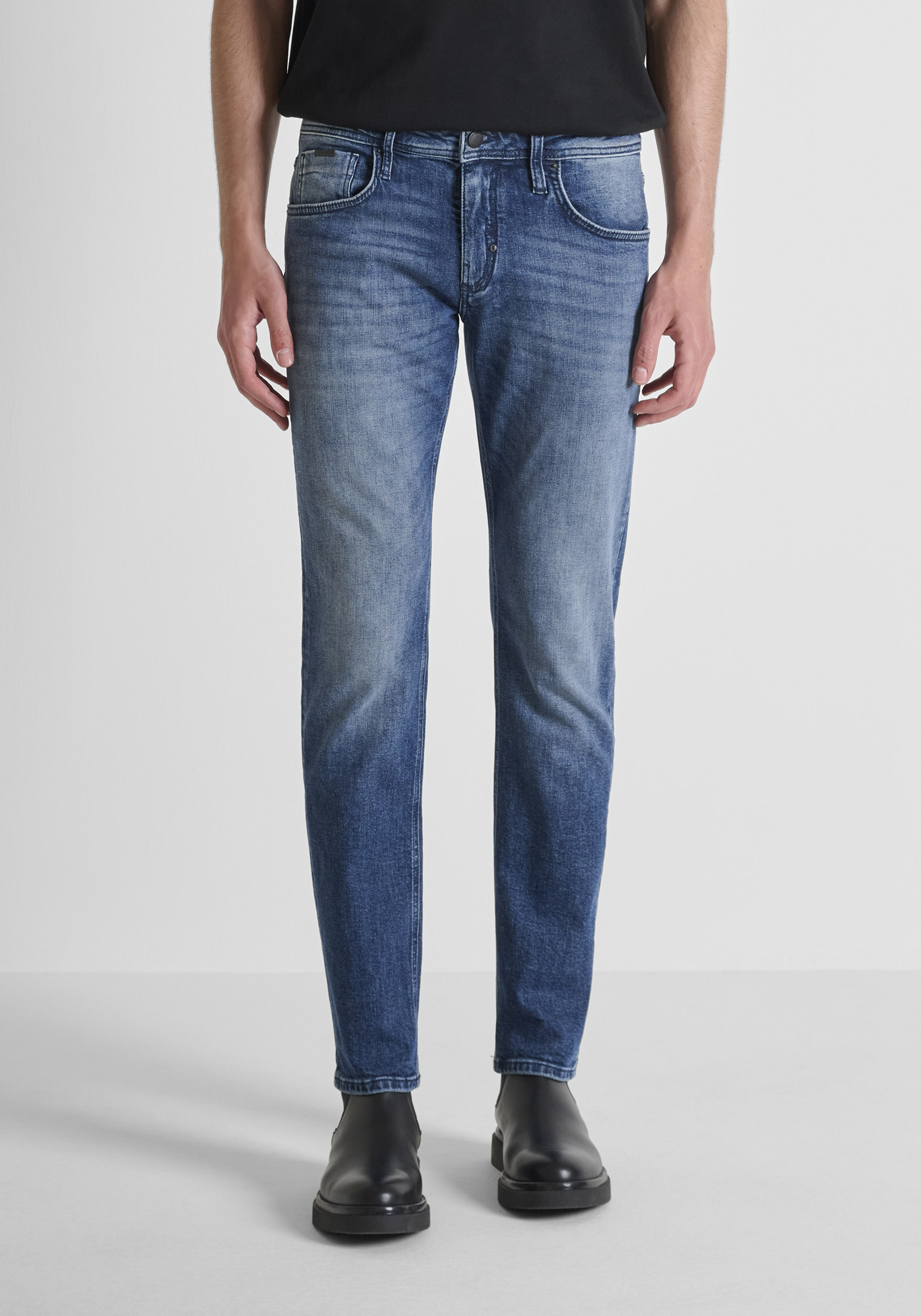 VAQUEROS COMFORT TAPERED FIT «KURT» EN DENIM AZUL ICÓNICO