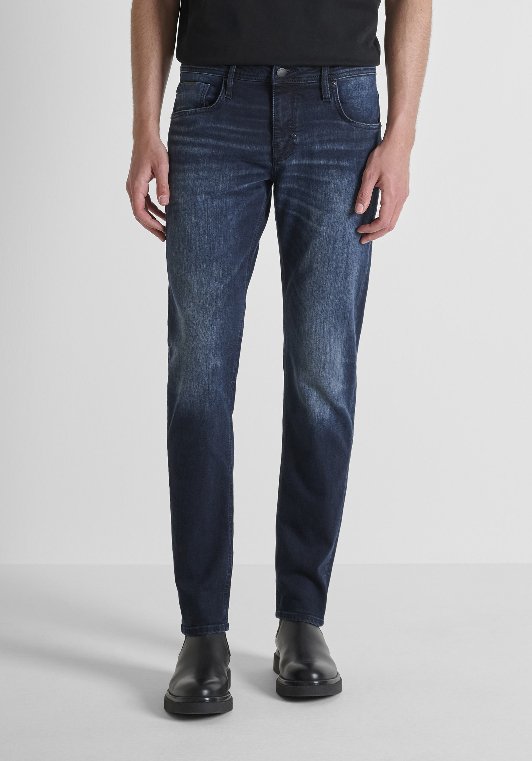 VAQUEROS COMFORT TAPERED FIT «KURT» EN DENIM NEGRO